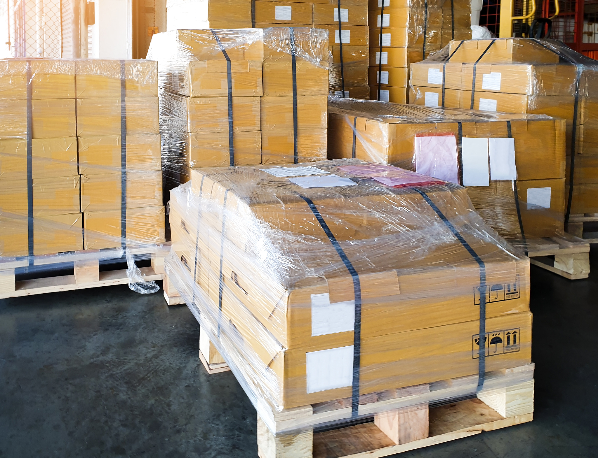 木箱包装的货物外面一定要打荷叶这便于在对货物例行查验的时候打开检查不然有可能会遇到当地海关直接敲碎箱子。请对上面一段话换一种表达方式