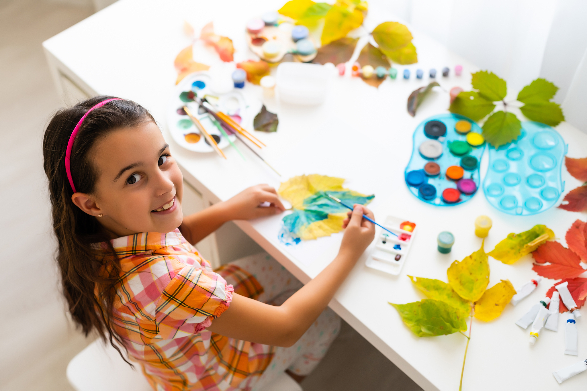 儿童美育素养专题培训一、 当代儿童美育的目的当代儿童美育的目的不仅是为了培养孩子的艺术才能更重要的是提高孩子的综合素质如创造力、想象力、审美能力、表现力等。同时美育也可以帮助孩子更好地了解自己提高自信心和自尊心增强社交能力培养健康的人格和道德素养。二、美育中存在的问题教师不范画幼儿就不会画画背后的原因1教师不范画幼儿的原因是为了避免干扰幼儿的创造性思维和表现方式让他们自由发挥发掘自己的潜力。孩子不