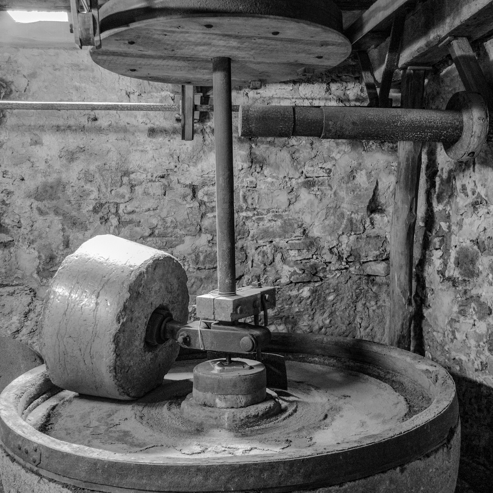 冷却油流量2300L/min，计算机器最大功率