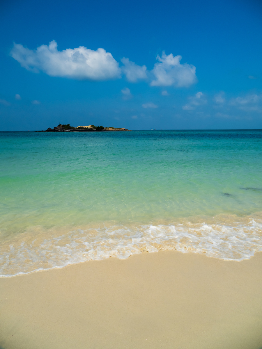 写一篇五一海滨度假：享受阳光、沙滩和海浪