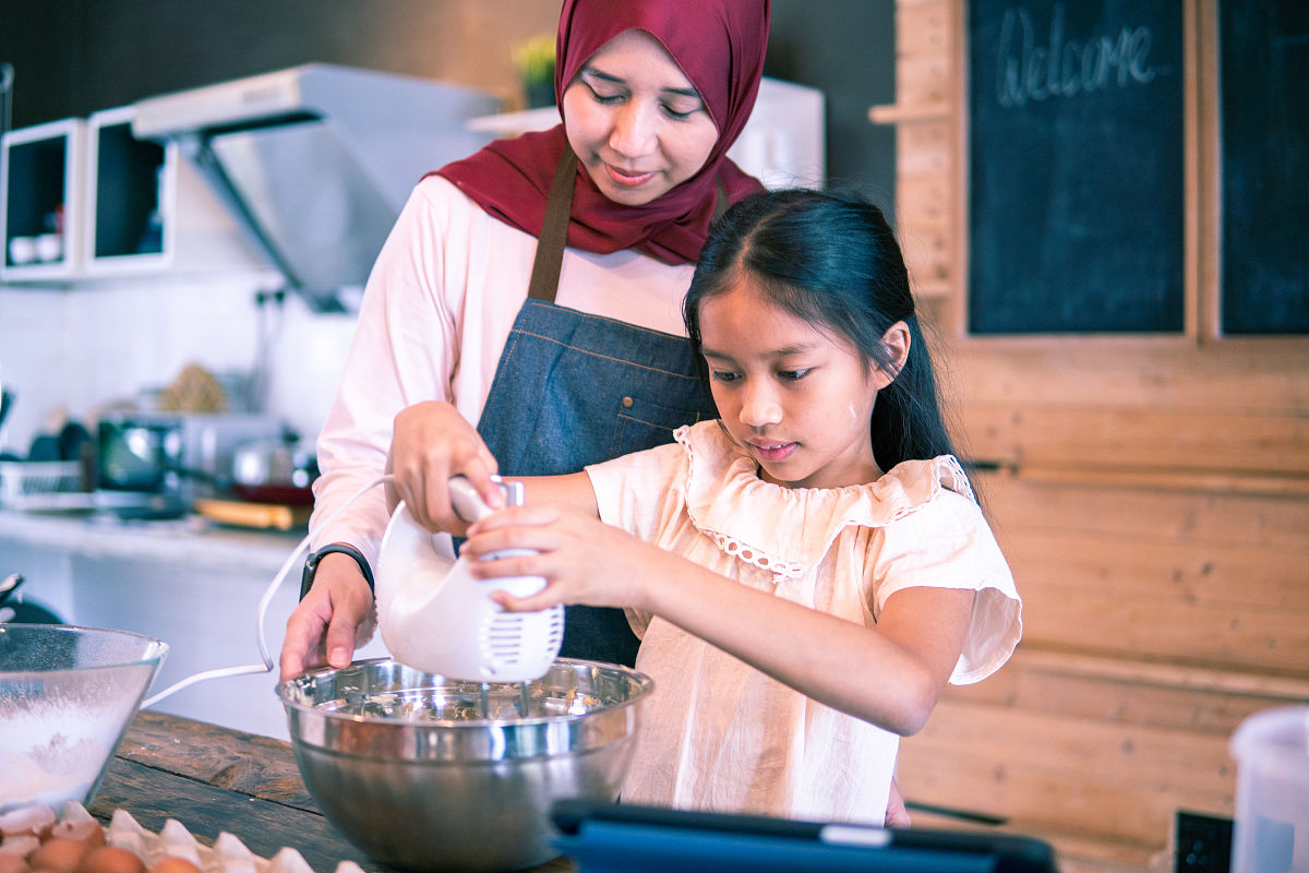 我的妈妈今年38年岁我的妈妈是一名制衣工人她爱好阅读她做的菜很好吃我的妈妈平时对我很严格。但我很感激妈妈的我的管教。翻译成中文