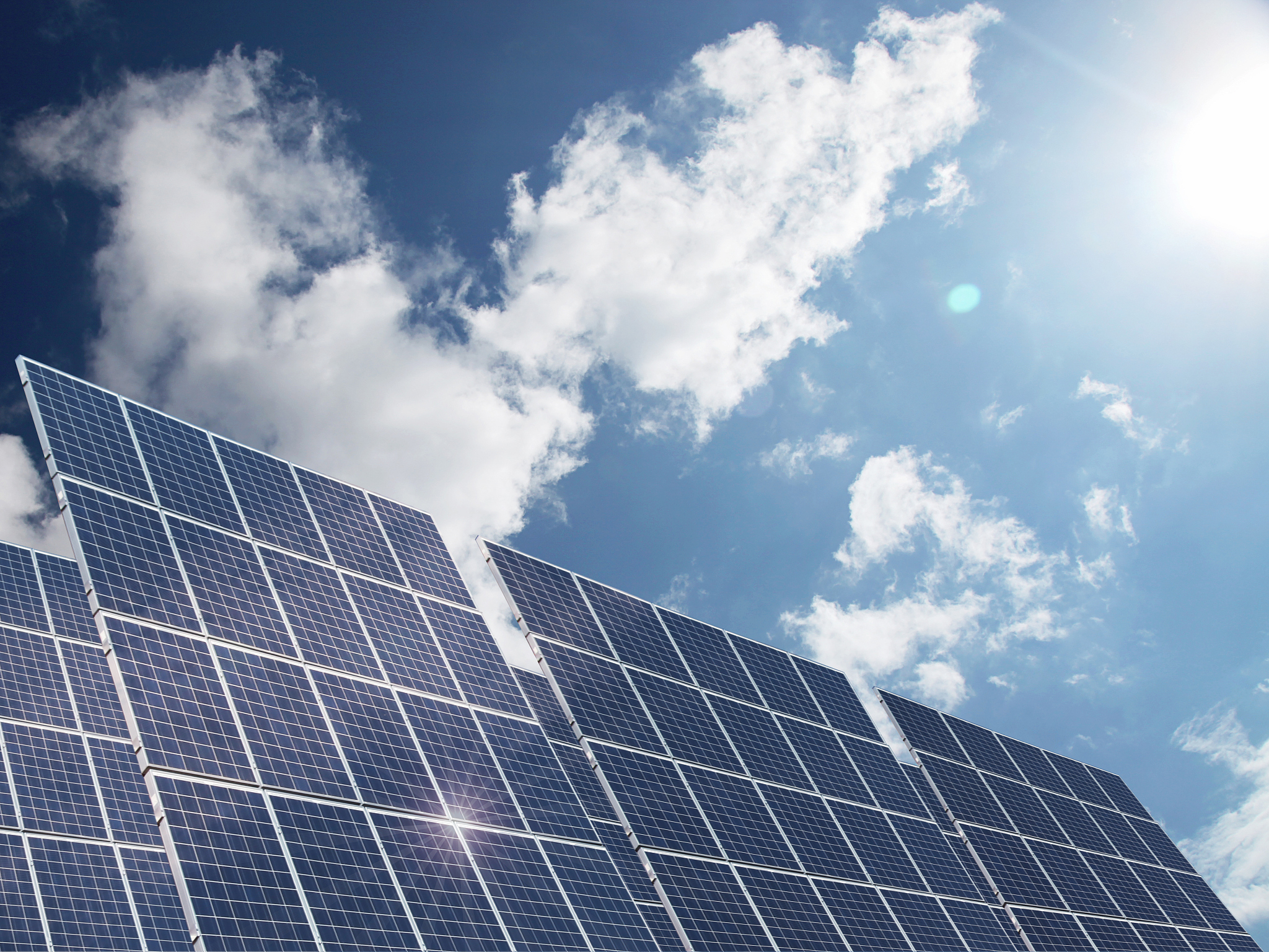 请从各段落内容主旨以及短语三方面分析如下文章Europes love of train travel is about to changethe continents solar energy production as the Swiss will begin rolling out solar panels between train tracksThe startup called Sun-