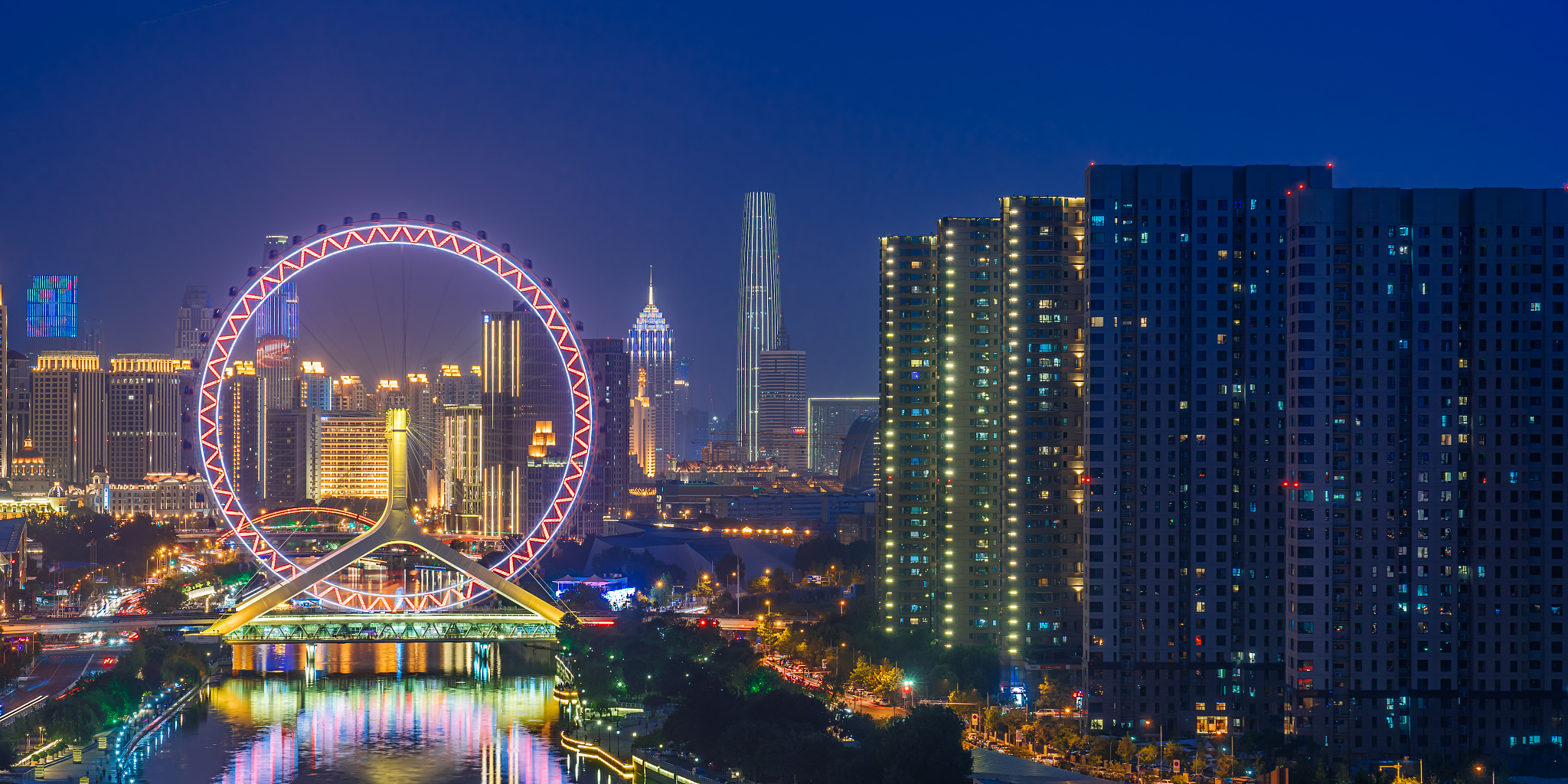 中国天津市天津之眼摩天轮夜景风光