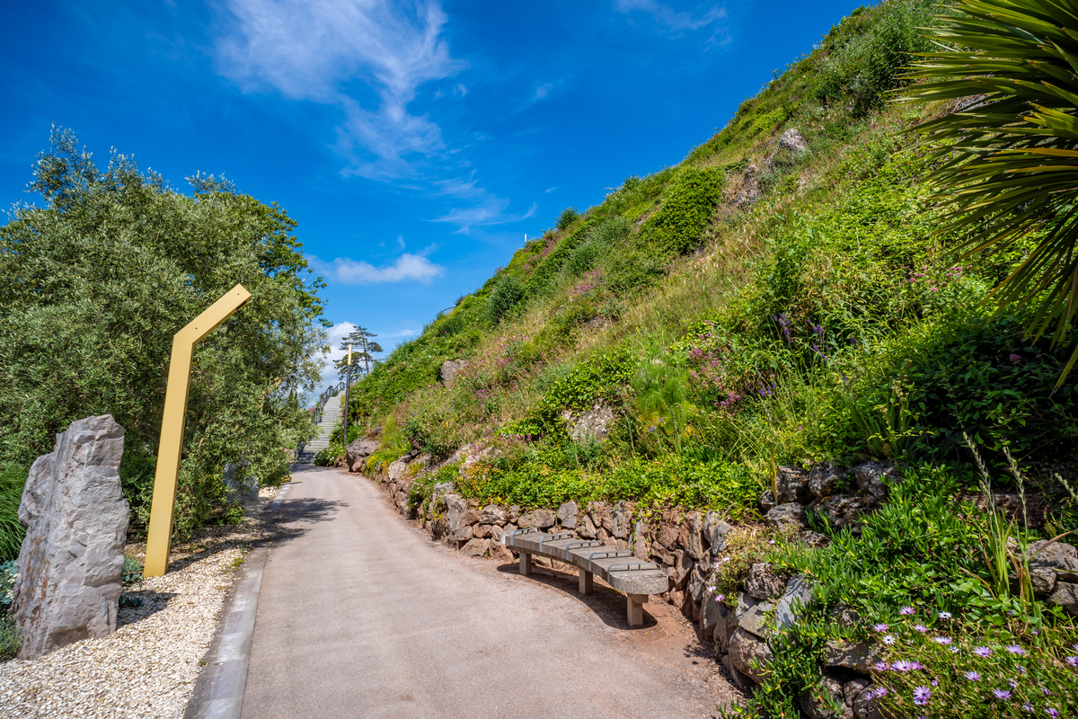 中文名怪坡风景区外文名Strange slope Scenic Area长 度80 m宽 度15 m发现日期1990年4月地理位置辽宁省沈阳市沈北新区清水台镇格式化优化一下语言日期改成yyyy-mm