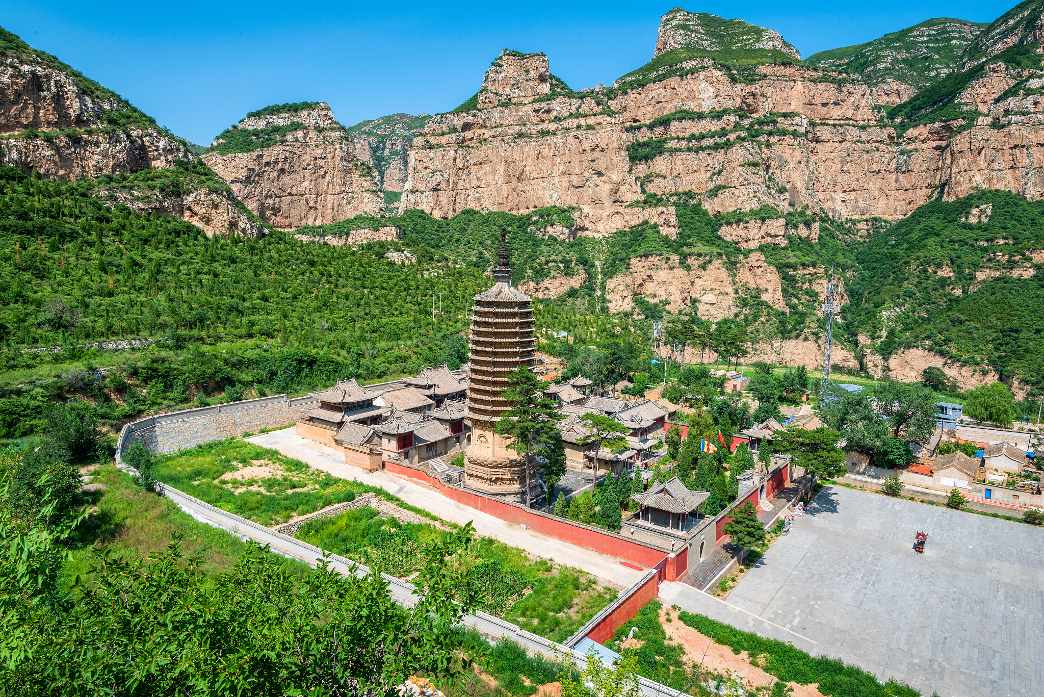 brb我 b山西灵丘县怎么样？brbchatbd b山西灵丘县位于山西省中部偏北地区是一个历史悠久、文化底蕴深厚的县。以下是一些关于灵丘县的信息供参考：1 经济：灵丘县是山西省的重要农业县之一也是山西省的工业基地之一。全县有着较为发达的农业和工业其中农业主要以种植粮食、蔬菜、水果等农作物为主而工业则以煤炭、钢铁、机械制造等行业为主。2 文化：灵丘县有着悠久的历史和灿烂的文化灵丘古城是山西省历史文化