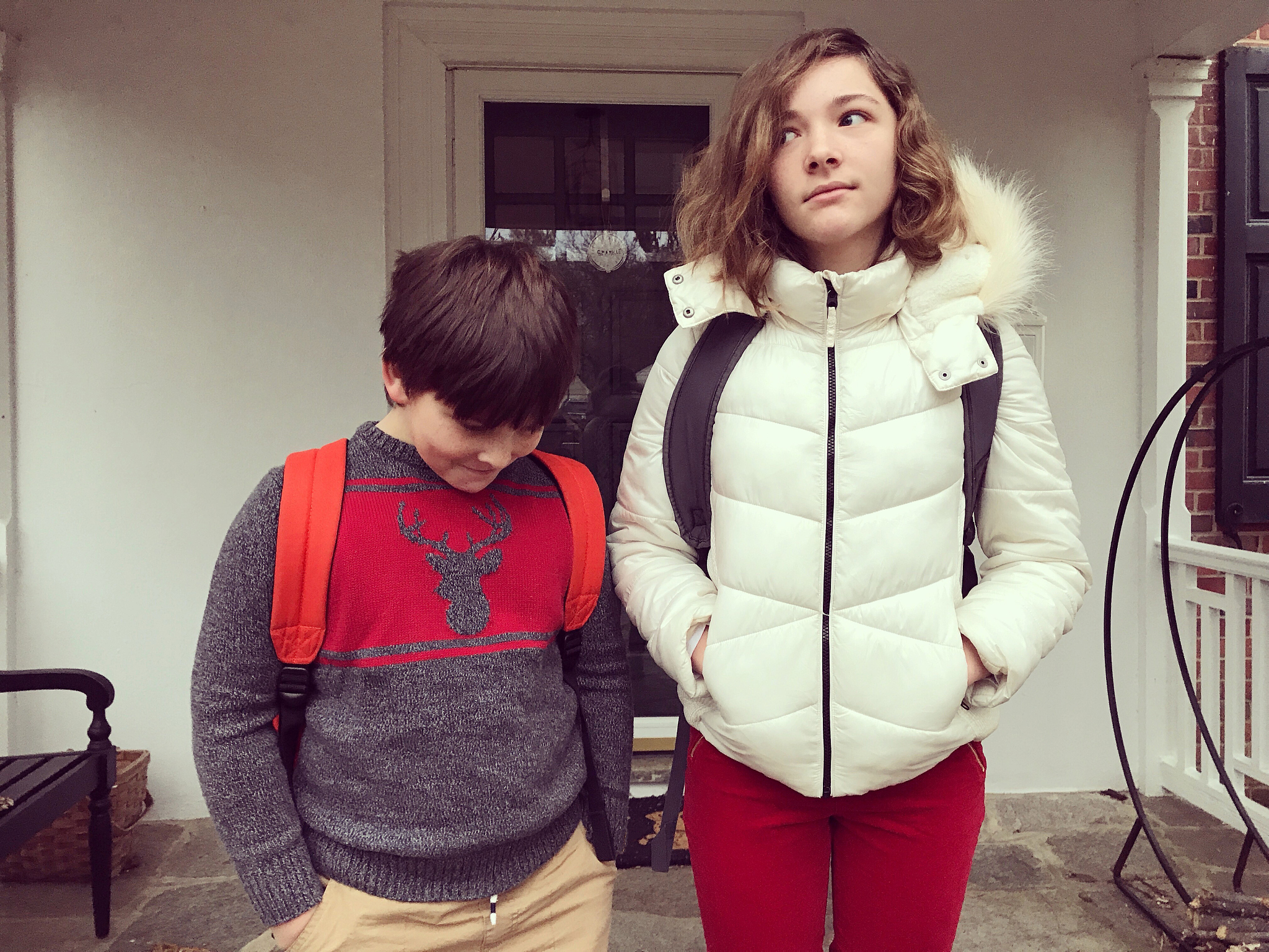 秋冬童装奶茶色羽绒穿搭：沉稳内敛气质，温暖细节打造时尚焦点