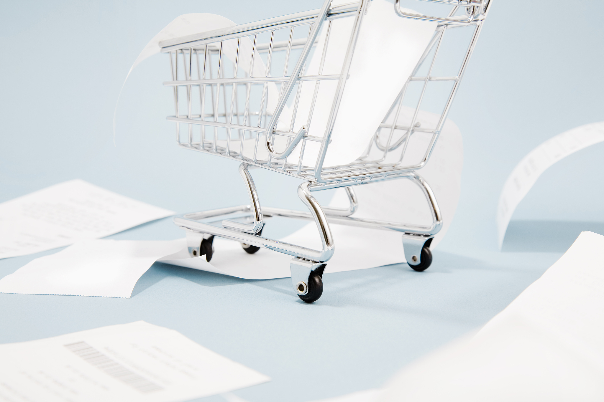 请简要概括下列案情数字数据不用输入字数500左右。本案涉及被告奇思锐公司销售汽车的纠纷。原告吴达贵通过微信与被告林常清联系意欲购买一辆汉兰达汽车。双方约定车辆成交价为259800元原告先后向被告奇思锐公司的银行账号转账支付了15万元和5万元。被告奇思锐公司向原告开具了一张收据并在收据上加盖了公司的财务专用章。被告林常清通过微信向原告发送了汽车的照片。原告按照被告林常清的指示将剩余的208280元转