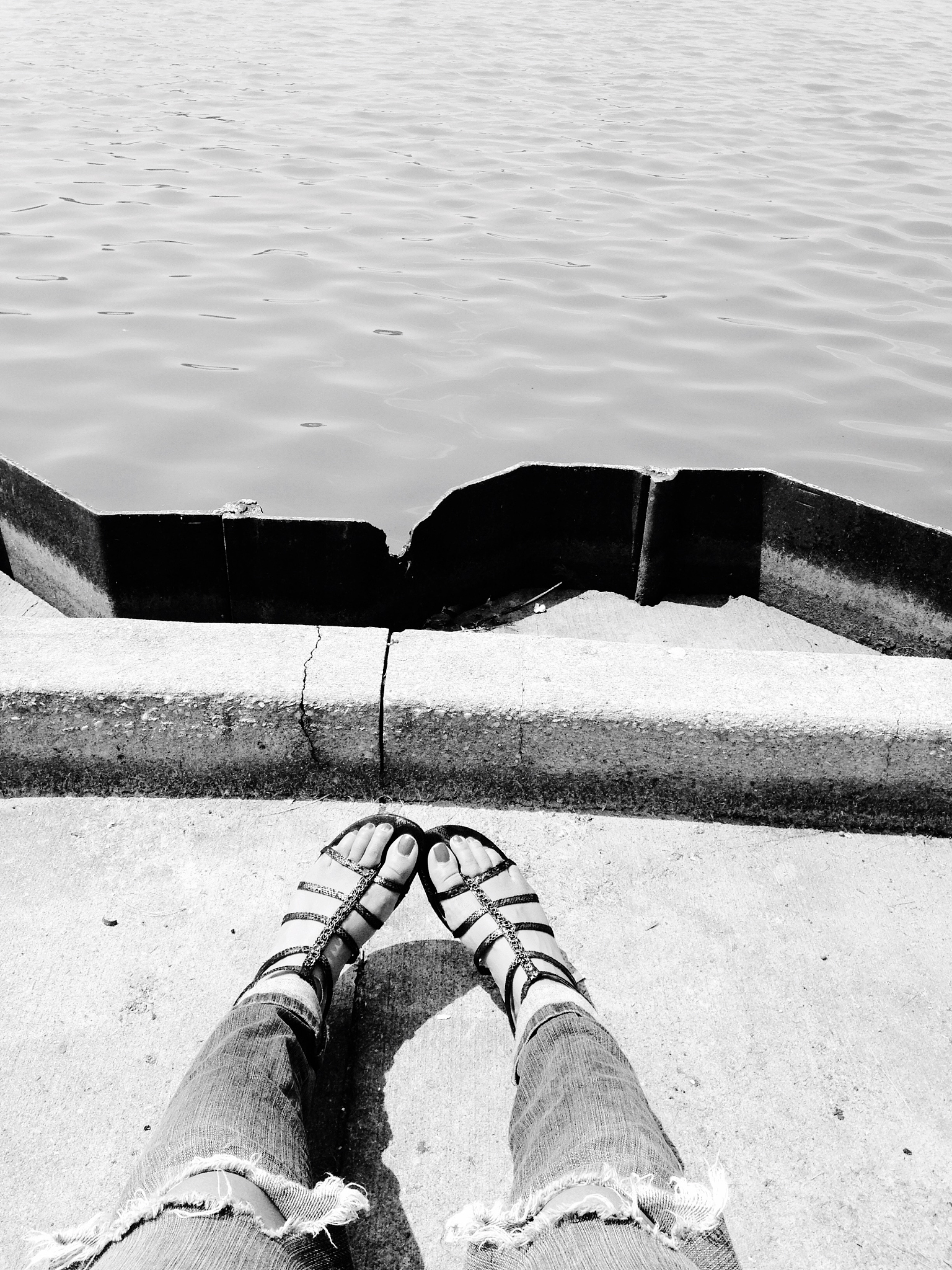 跳海自杀的原因：绝望、精神疾病和群体效应