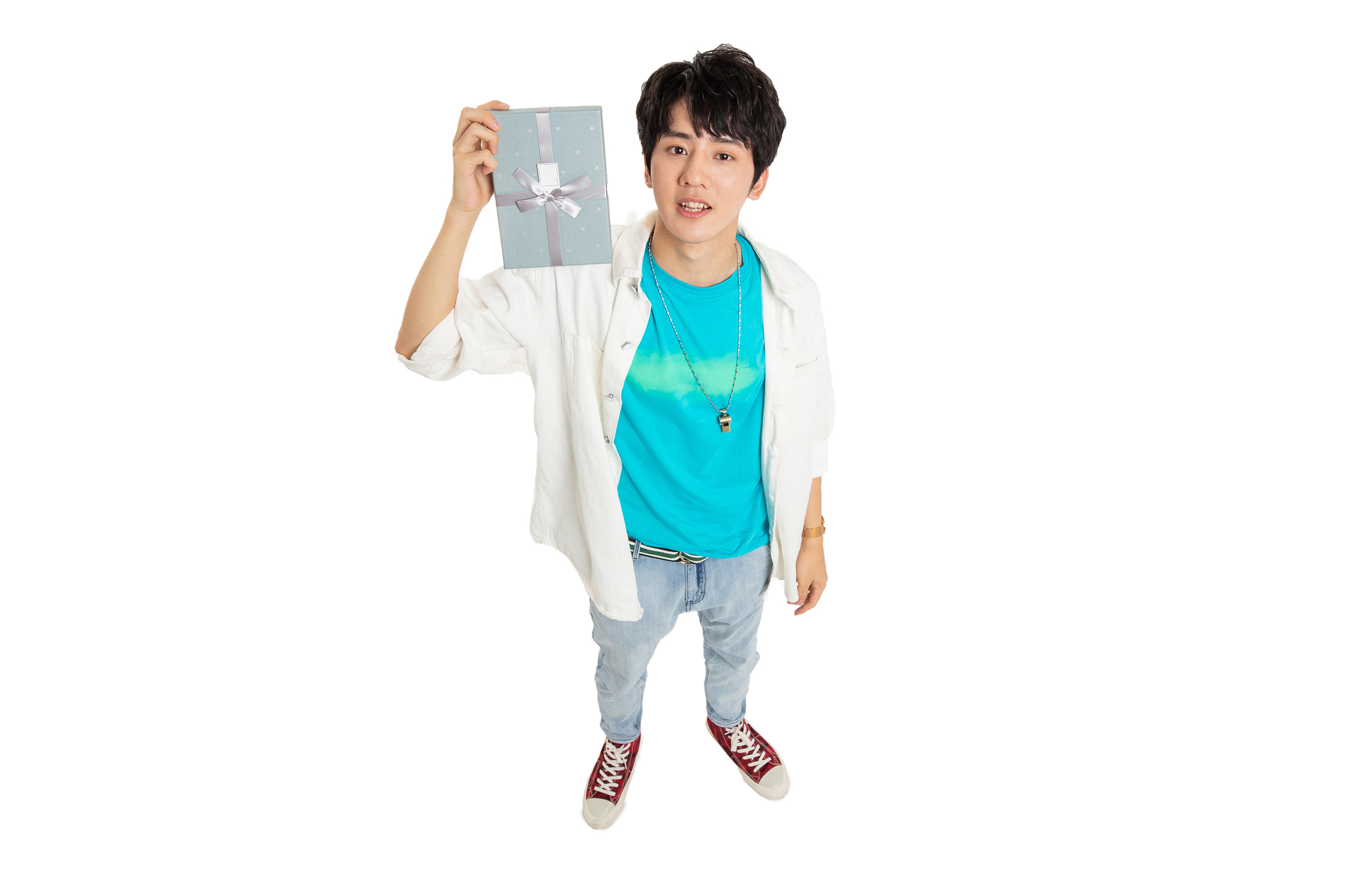 仰着头的年轻男生