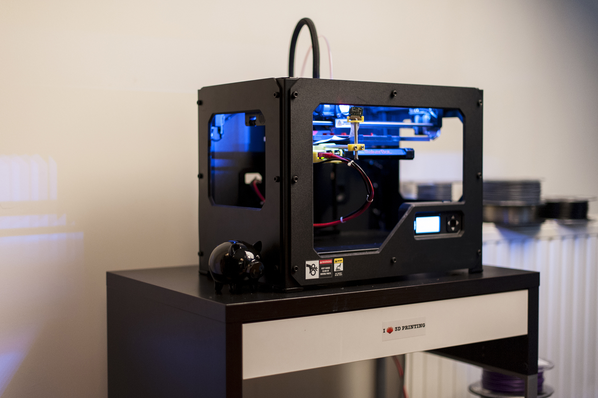 用英文以下词写出亚马逊listing的五点描述：3D打印机灯丝支架可调节灯丝安装支架宽度可以调整内部有轴承旋转顺畅料轴架中间有一个固定孔