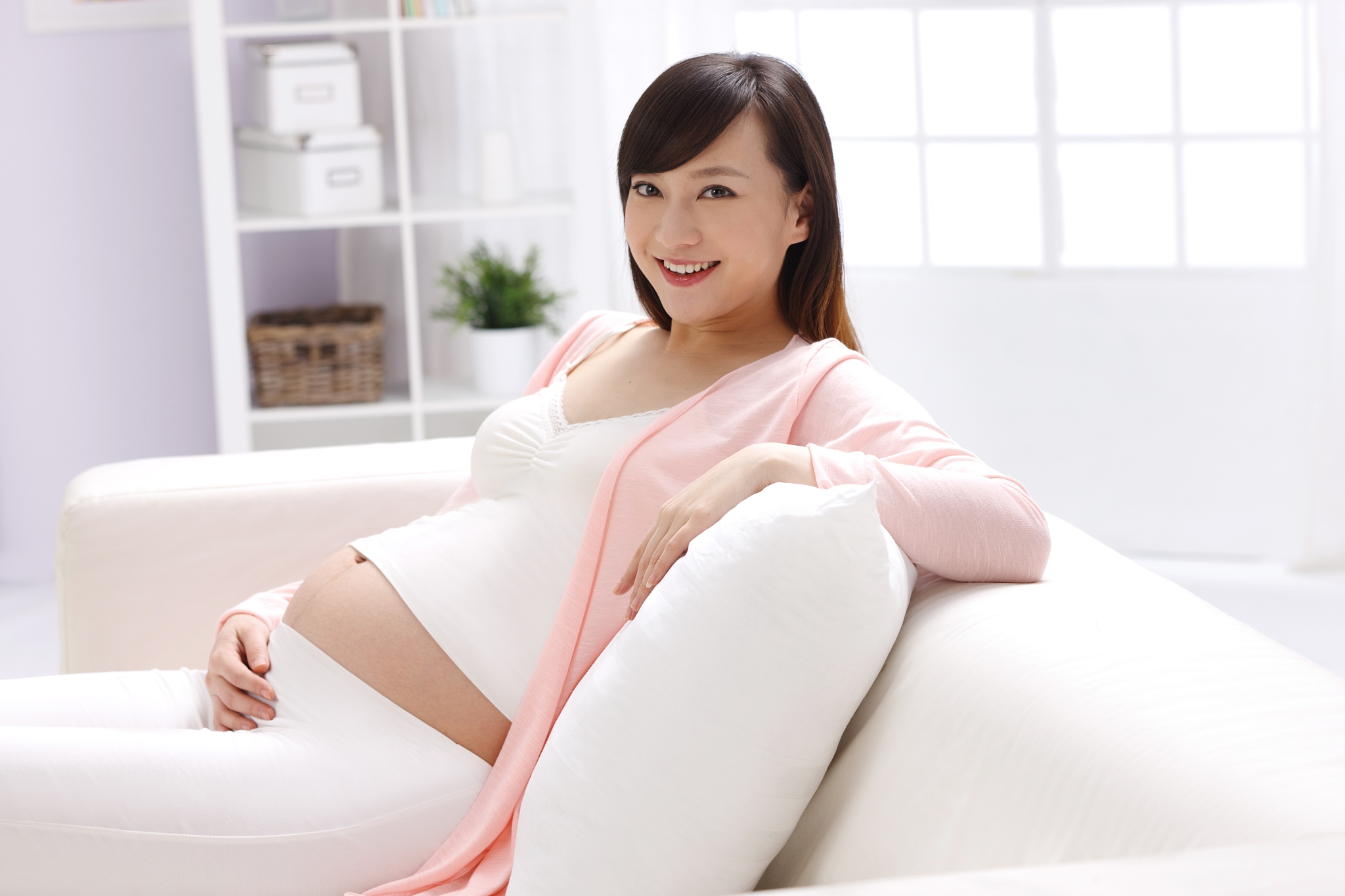 孕妇坐在沙发上