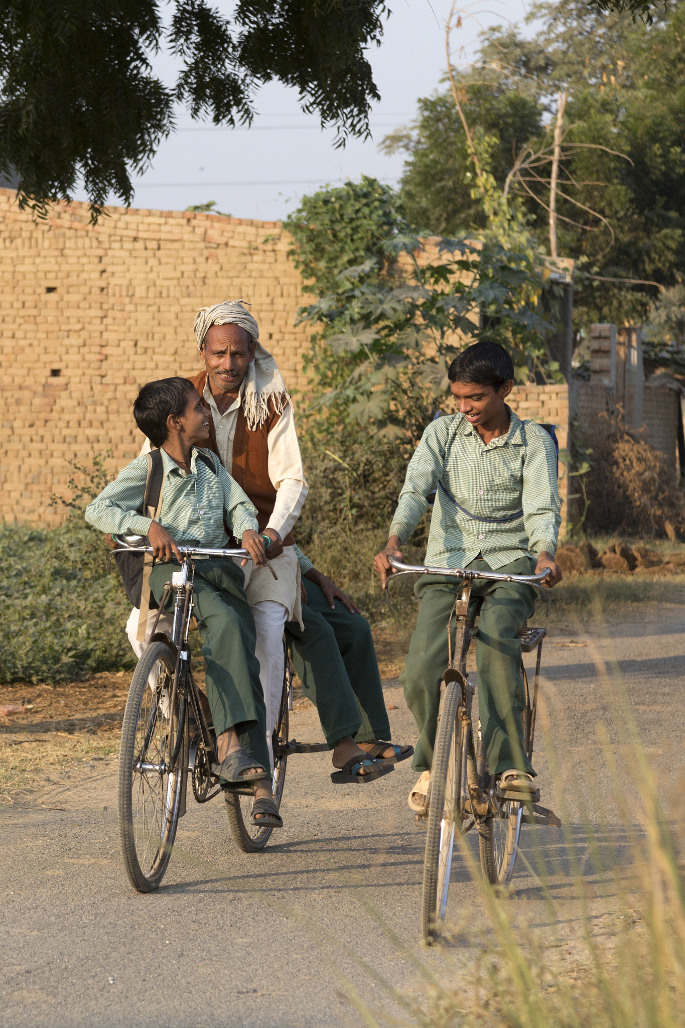 儿时的回忆 2022级汉语言文学师范专业1班 牛晓敏 沉重的书包搭在我的双肩上书包有我一个背大厚厚的书压在书包底部使得书包底部能盖住我的屁股。我把全身力量集中在双肩上用力支撑着往家的方向走去。 到庄头了家就在不远方。心里想着妈妈一定正在伙房里做着美味可口的饭等我我的步伐比之前轻松了些许快了一些。到了我最讨厌的每天都得经过的上坡路只上小学的我有点承受不了书包的重量我把书包肩带往下放了放肩膀实