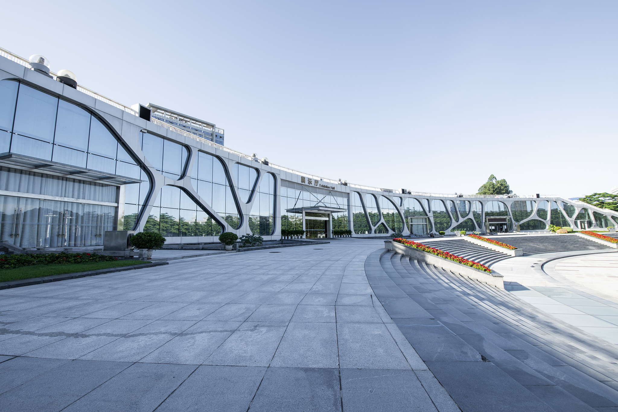 中国广州科学城广场展馆为背景的汽车广告背景图