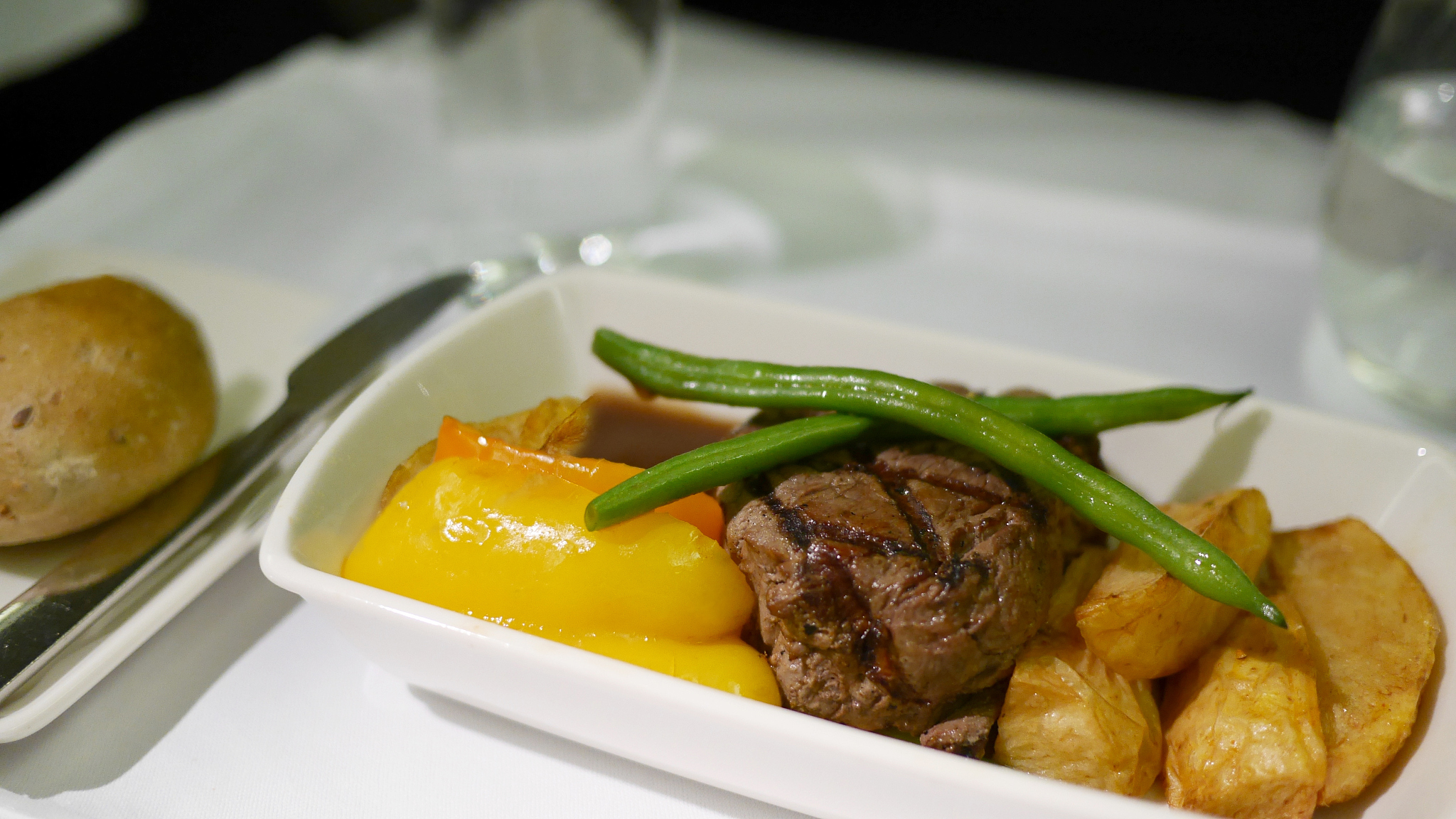 飞机旅行舒适指南：从选座到放松身心