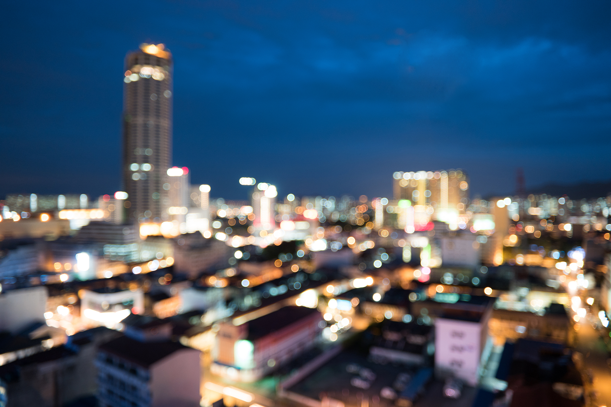 橙光暮色，深蓝夜月：一场难忘的城市之旅