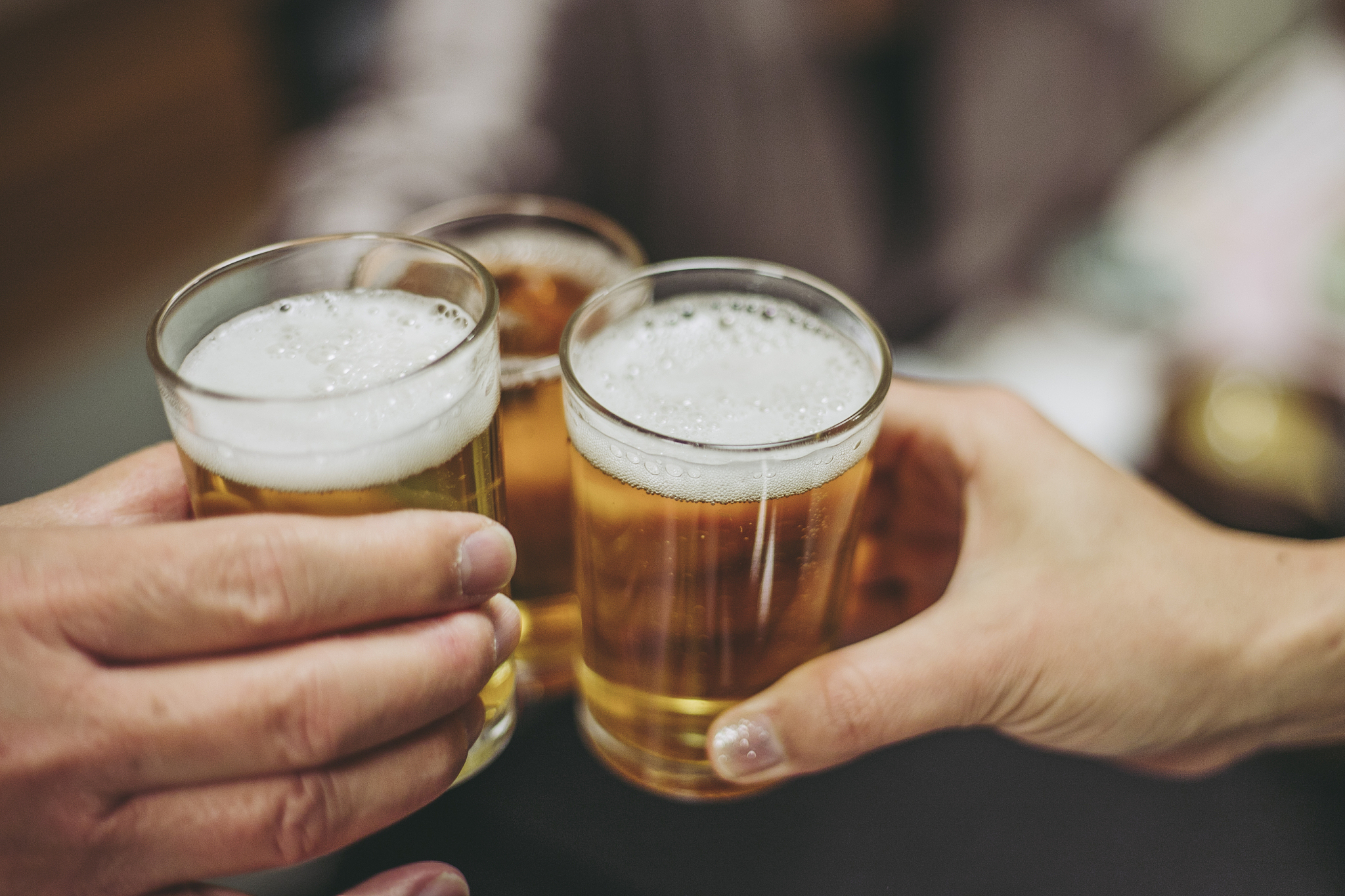 新手喝啤酒怎么喝