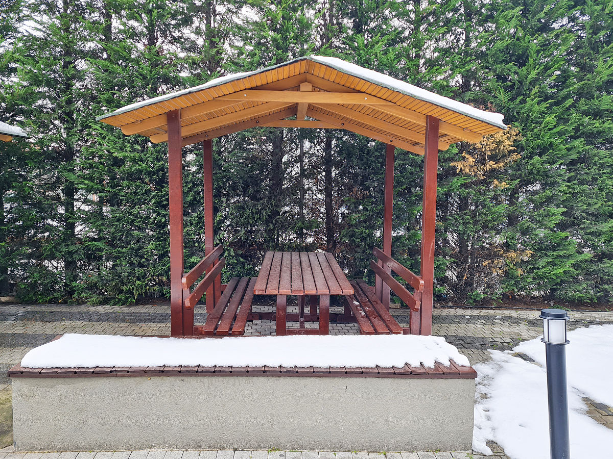 德州王总家露台安装现代简约星空蓬凉亭完工啦您喜欢这样款式的吗纯铝合金材质四周不可安装伸缩卷帘遮阳挡雨防风性好的宣传文案