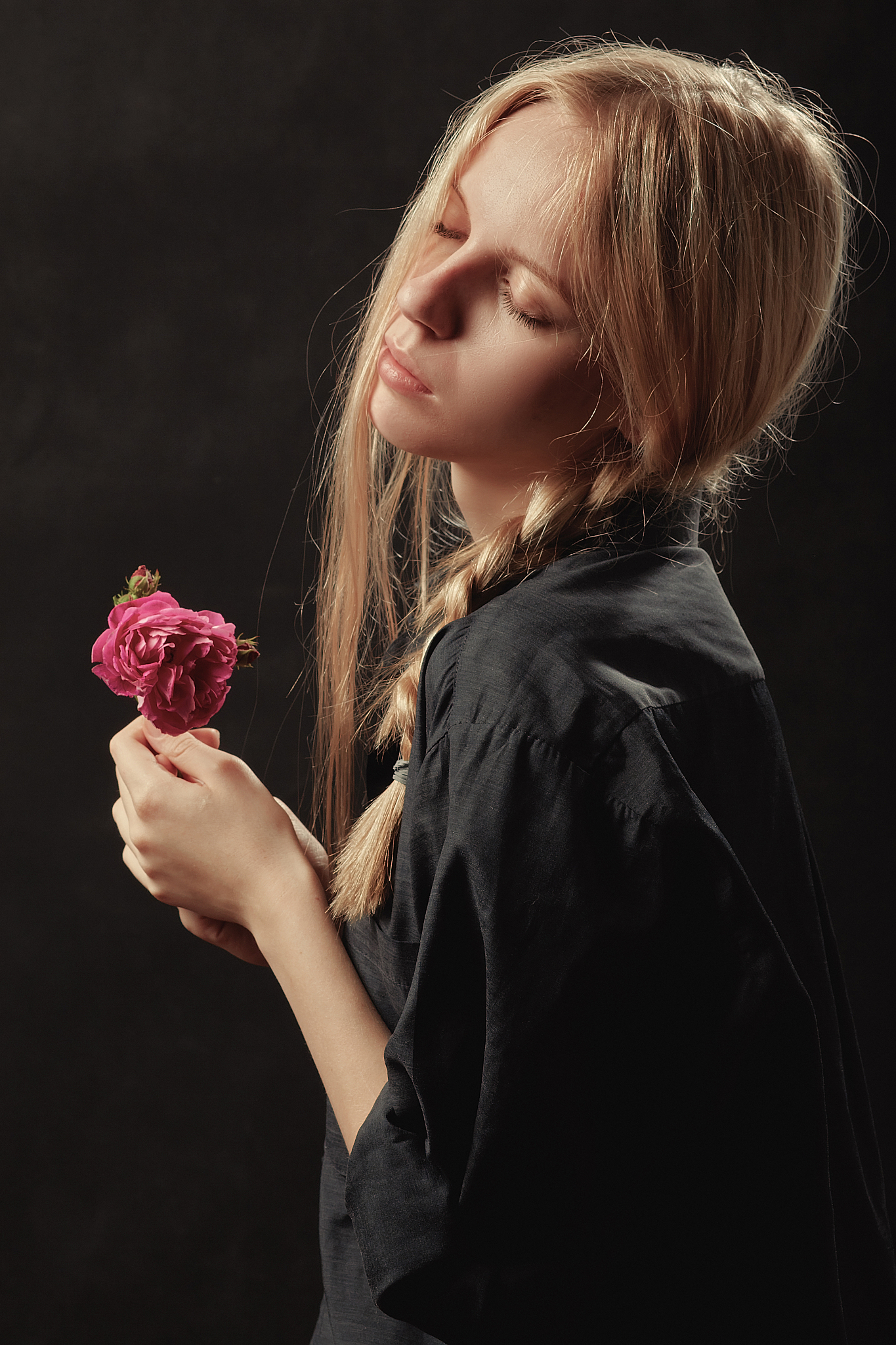 白色衣服的美丽女孩、黑色头发、玫瑰花海、动漫