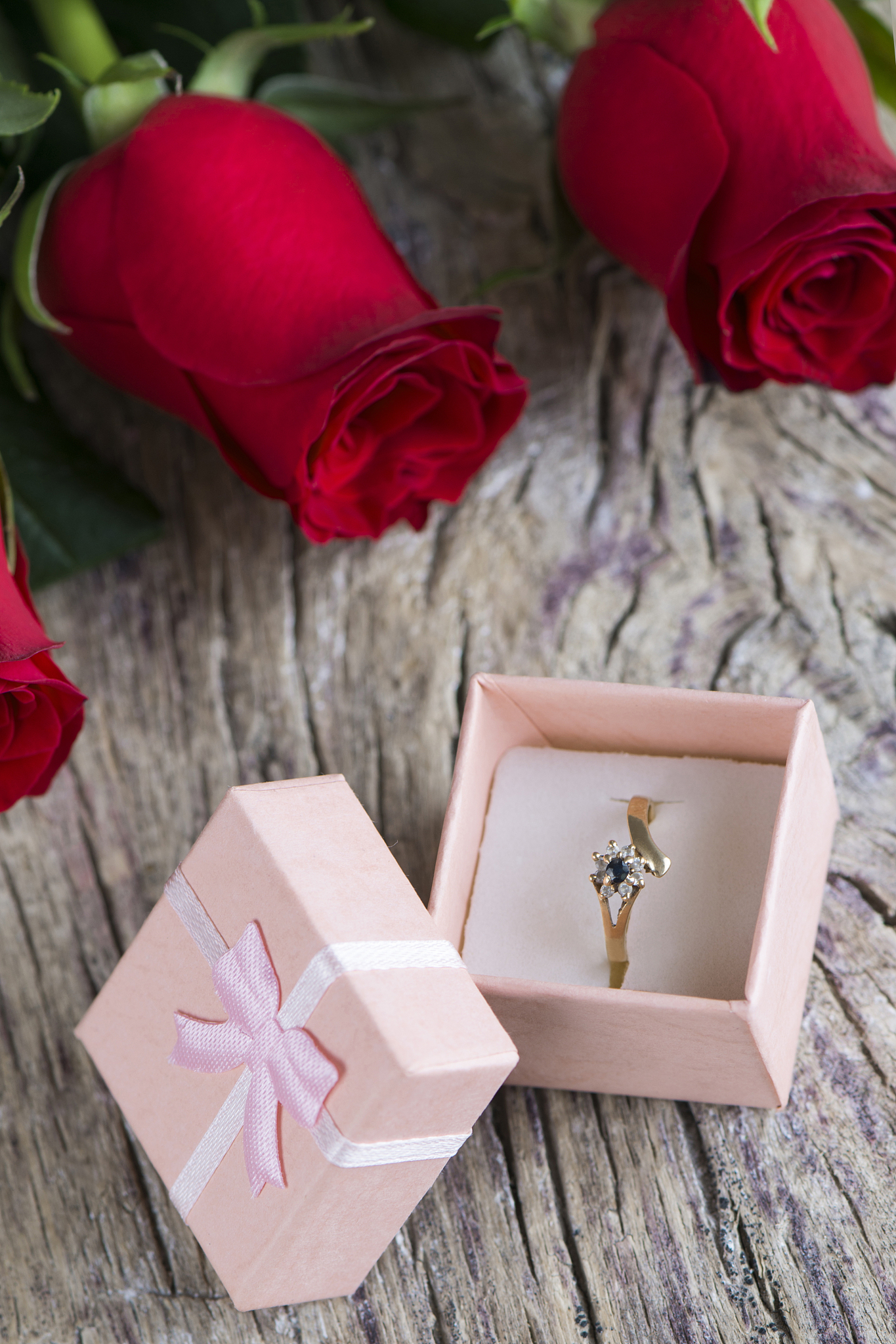 我正在设计珠宝海报主题是Gift for Women请根据主题告诉我具体送礼的场合