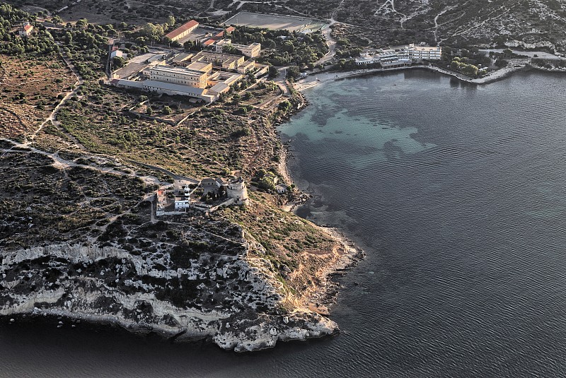 逐个列出这段英文每个单词的中文翻译和原型Meanwhile in India the World Bank has given the go-ahead to the even more wrong-headed Narmada Dam And the bank has done this even though its advisors say the dam will cause hardsh