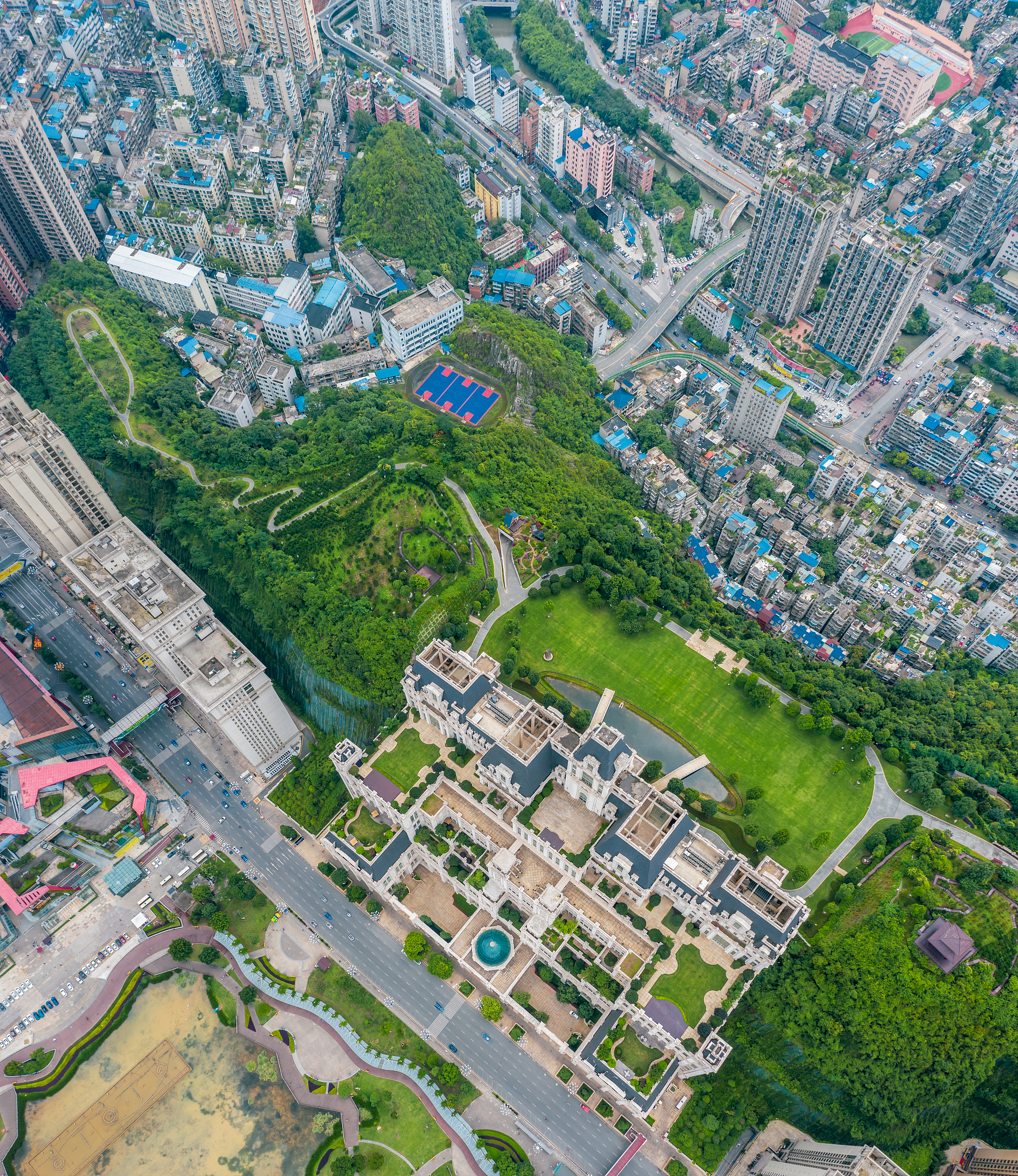 贵州省电子工业学校地址交通路线：如何到达？