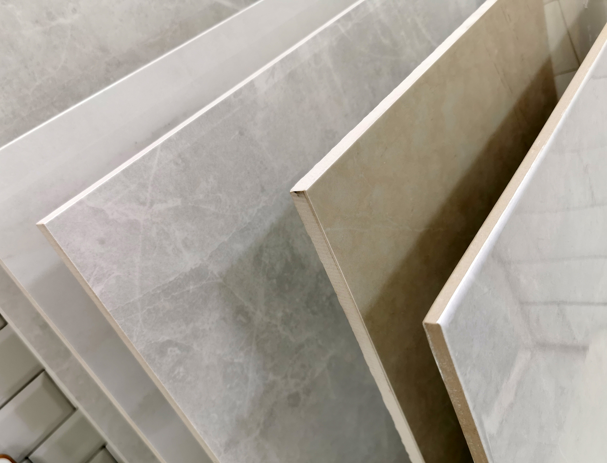 诺贝尔瓷砖rtrums和rs区别诺贝尔瓷砖的rt、ru、ms和rs是指不同的系列产品它们之间的区别主要在于颜色、花纹、规格和适用场景等方面。1 RT系列：RT系列是诺贝尔瓷砖的经典系列以自然石材为原型具有天然的纹理和色彩变化适用于各种室内外空间。2 RU系列：RU系列是一种仿古砖具有复古的风格和色彩适用于欧式、中式等风格的室内外空间。3 MS系列：MS系列是一种仿木砖具有木纹的质感和色彩适用于地暖