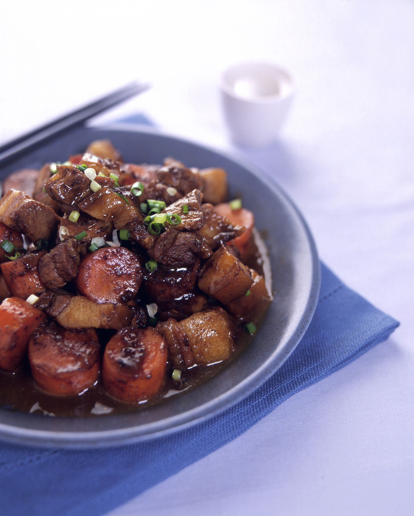 猪瘦肉炖烂又香的秘诀：简单做法，鲜香嫩滑