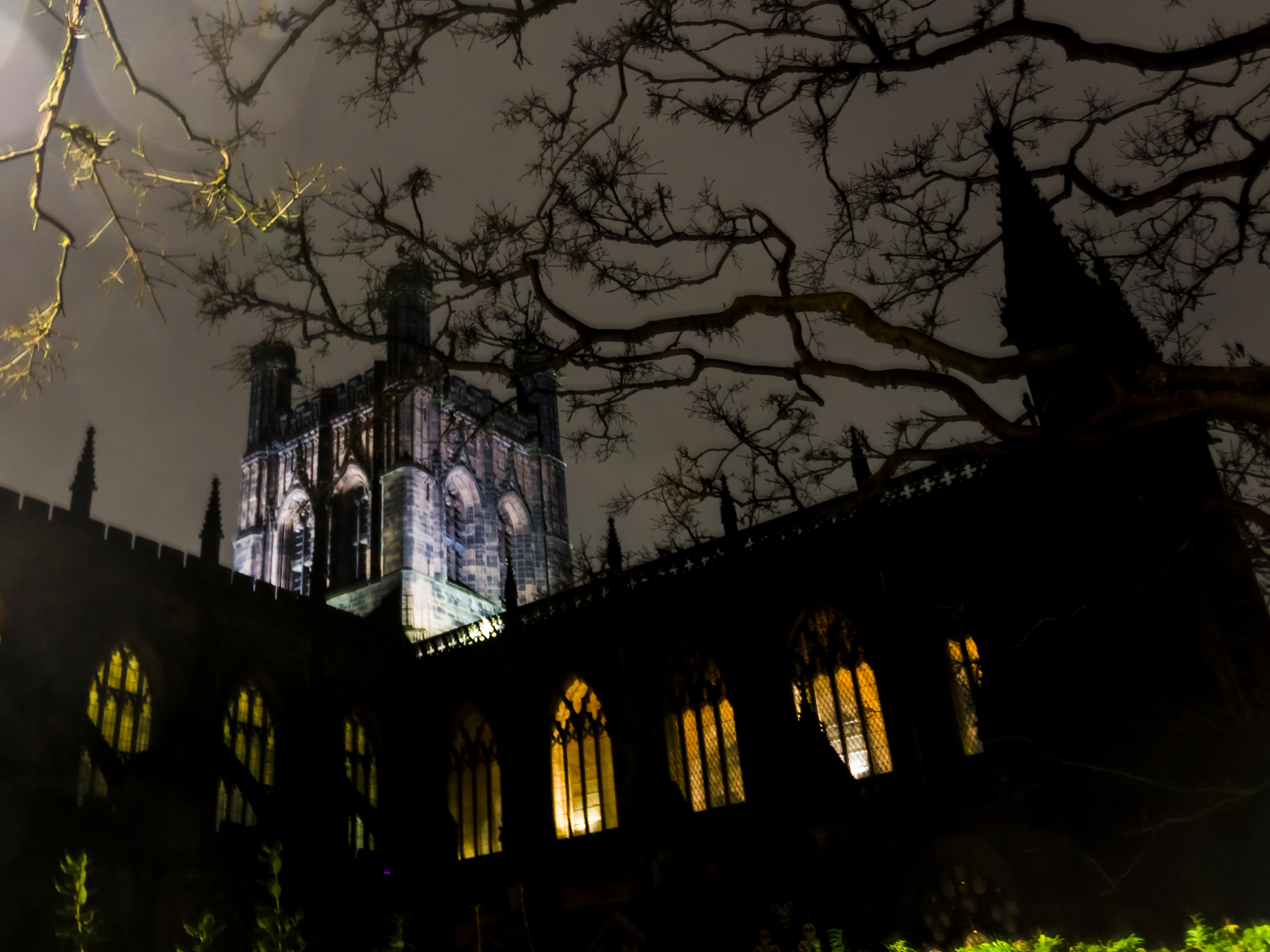 淡淡的月光照耀着伦敦郊区的一栋老楼。楼很大很黑。在外面的大黑铁门也让这里与世隔绝毫无生气。虽然这里看上去不是什么好地方实际上这里也不是什么好地方但是今夜有一个小姑娘正站在二楼的窗边向下看。 好吧好吧。罗茜说的没错我是挺怪的哪里都怪。她喃喃自语。 他有着白白的脸颊精致的五官头发在月色中能看到是咖啡色的有着微微的自然卷长及到腰。她不知道在等些什么反正就一直在窗边站着。 突然她回头看了看墙边的落地钟和其