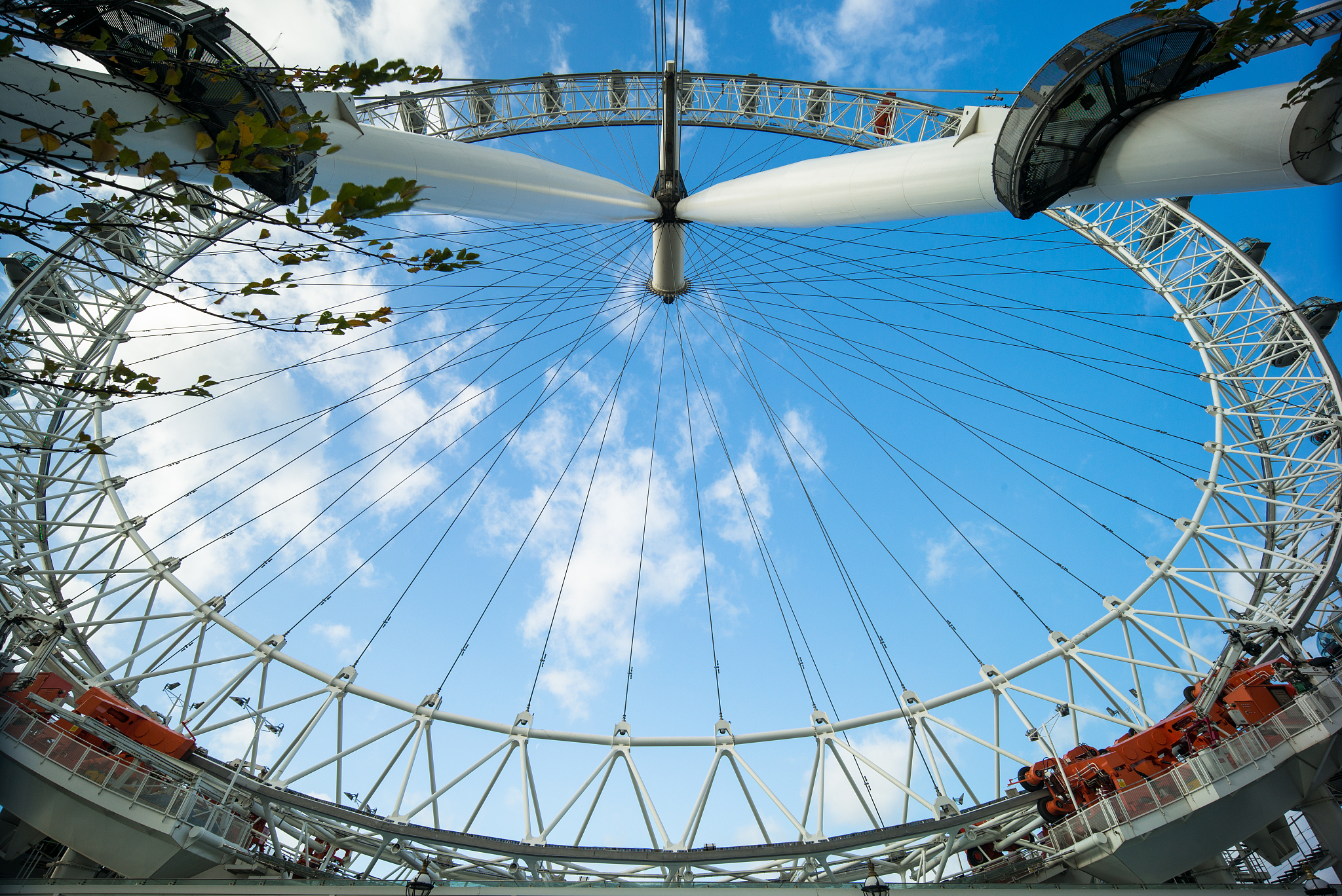 摩天轮：旋转的快乐，城市的风景线