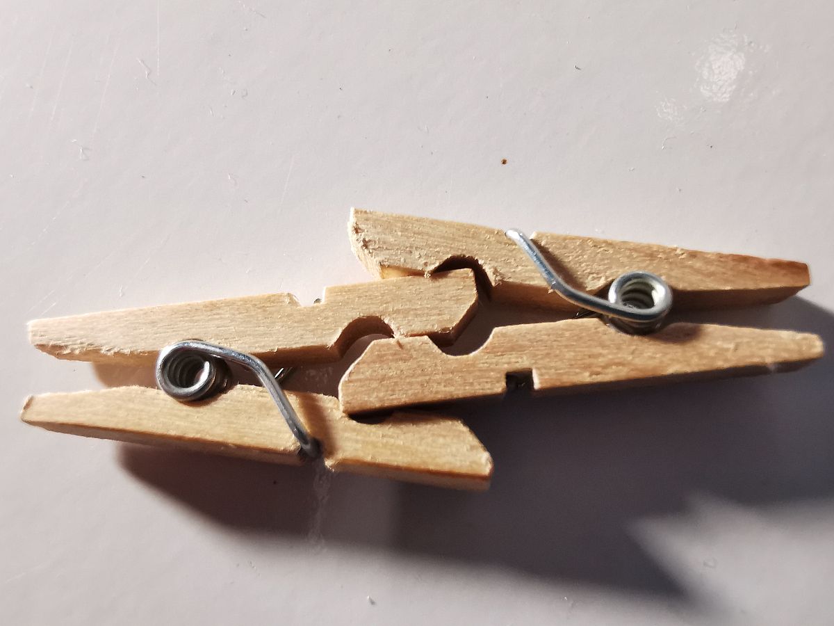 请翻译2 pieces of wooden wedge were inserted underneath each coil of bottom tier for chocking all towards sides