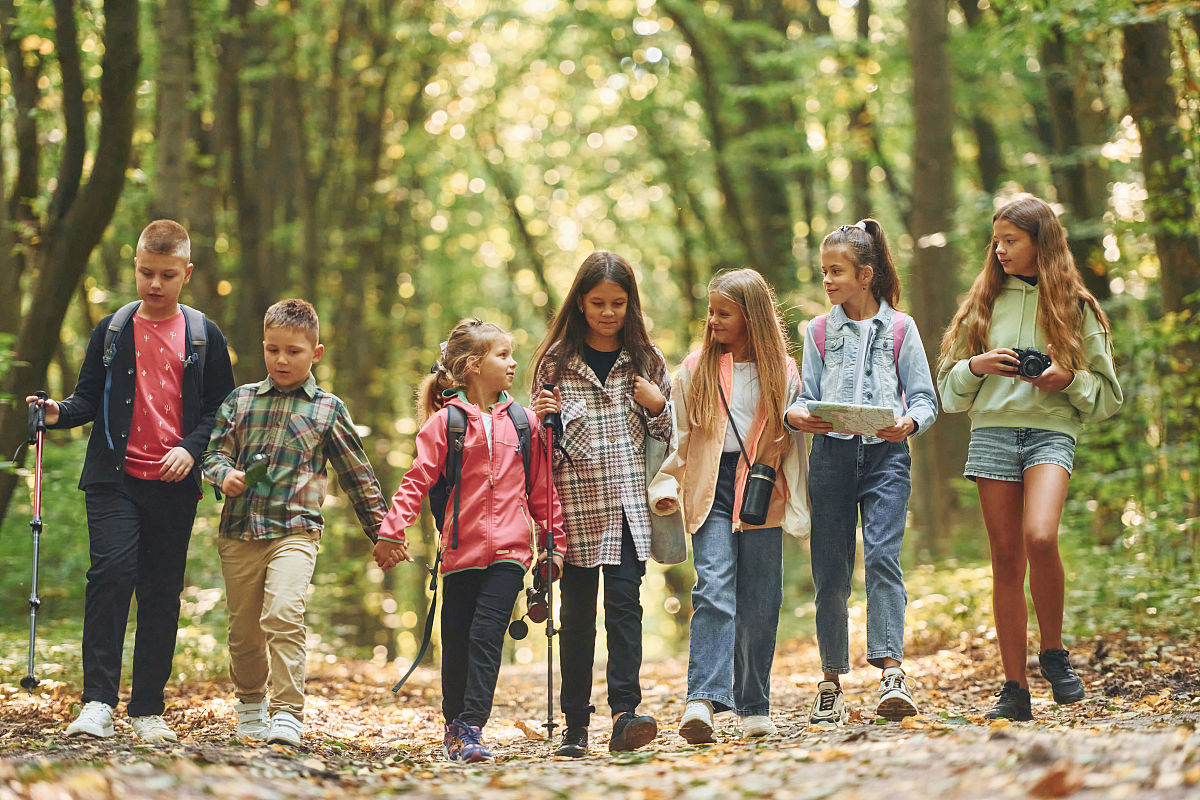 Traditional American summer camps offer young people a chance to play many sportsThese camps may be in the mountainsOr they may be in the woodsor at a lakeSome camps teach activities like painting or