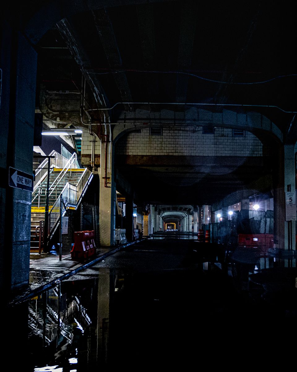 滇越铁路赛博朋克室内设计的关键要素