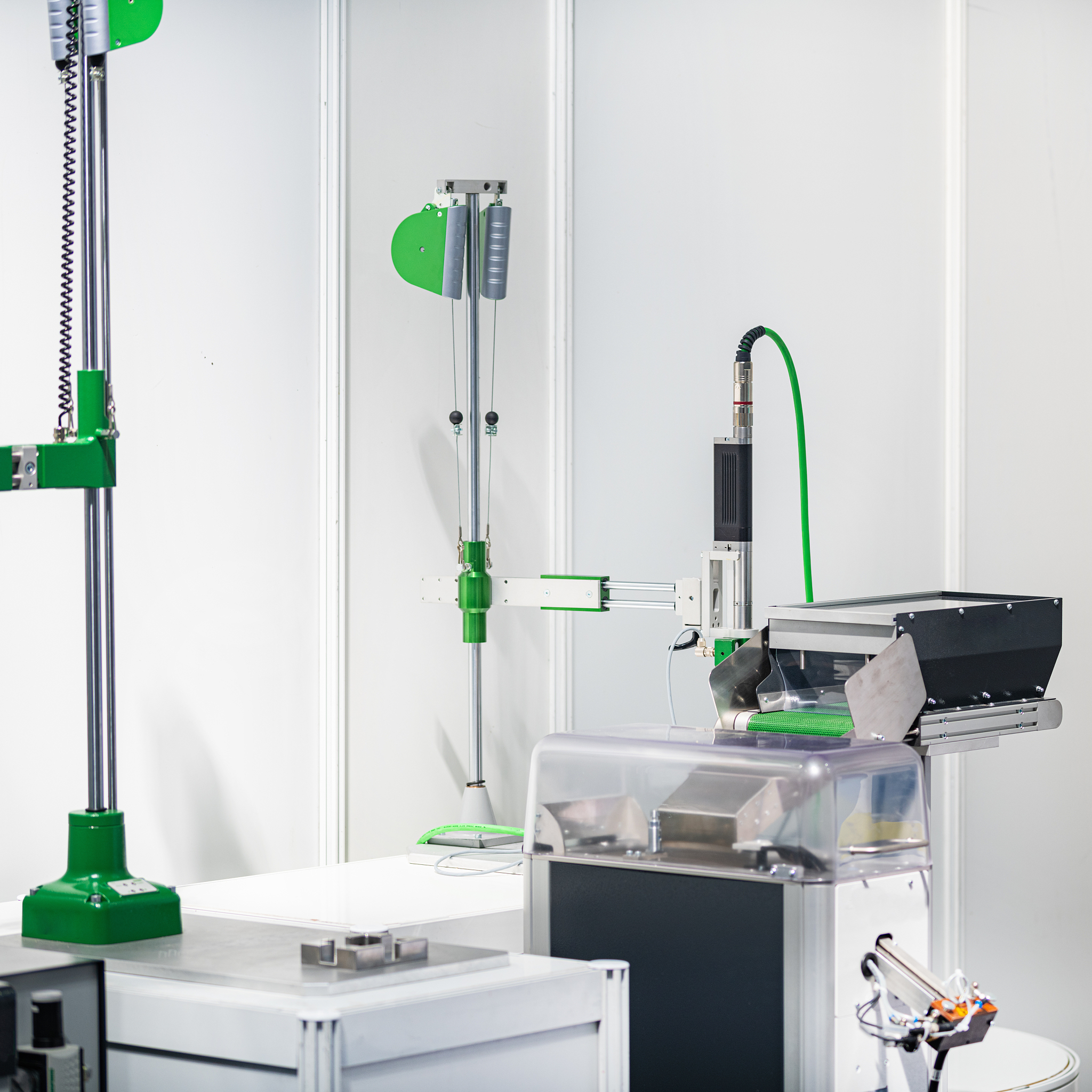 进口商回复出口商：我们很高兴了解到你们公司是当地市场有名的医疗器械出口商。我方愿意向您进口一批医疗器械。我方想要进口产品是医疗剪刀。如果你们想我们发送你的目录价格表和样品并且告诉我们你跟我们做生意的条件。英文信函