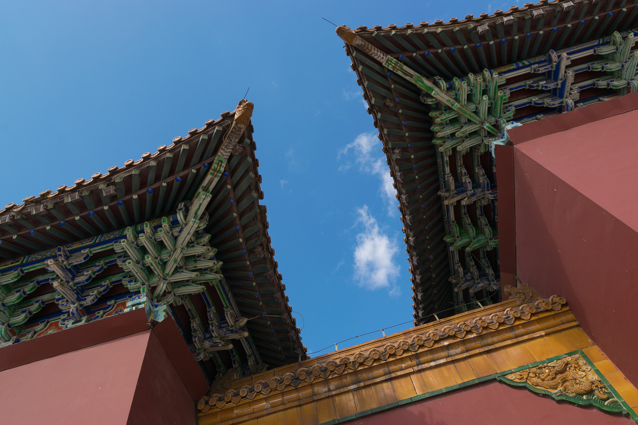 提炼重要的五个关键词- Buddhism introduced in Han Dynasty China- Buddhist architecture in China temples pagodas grottoes- Indian influence and Sinicization of Buddhist architecture- Chinese wood structure in Bud