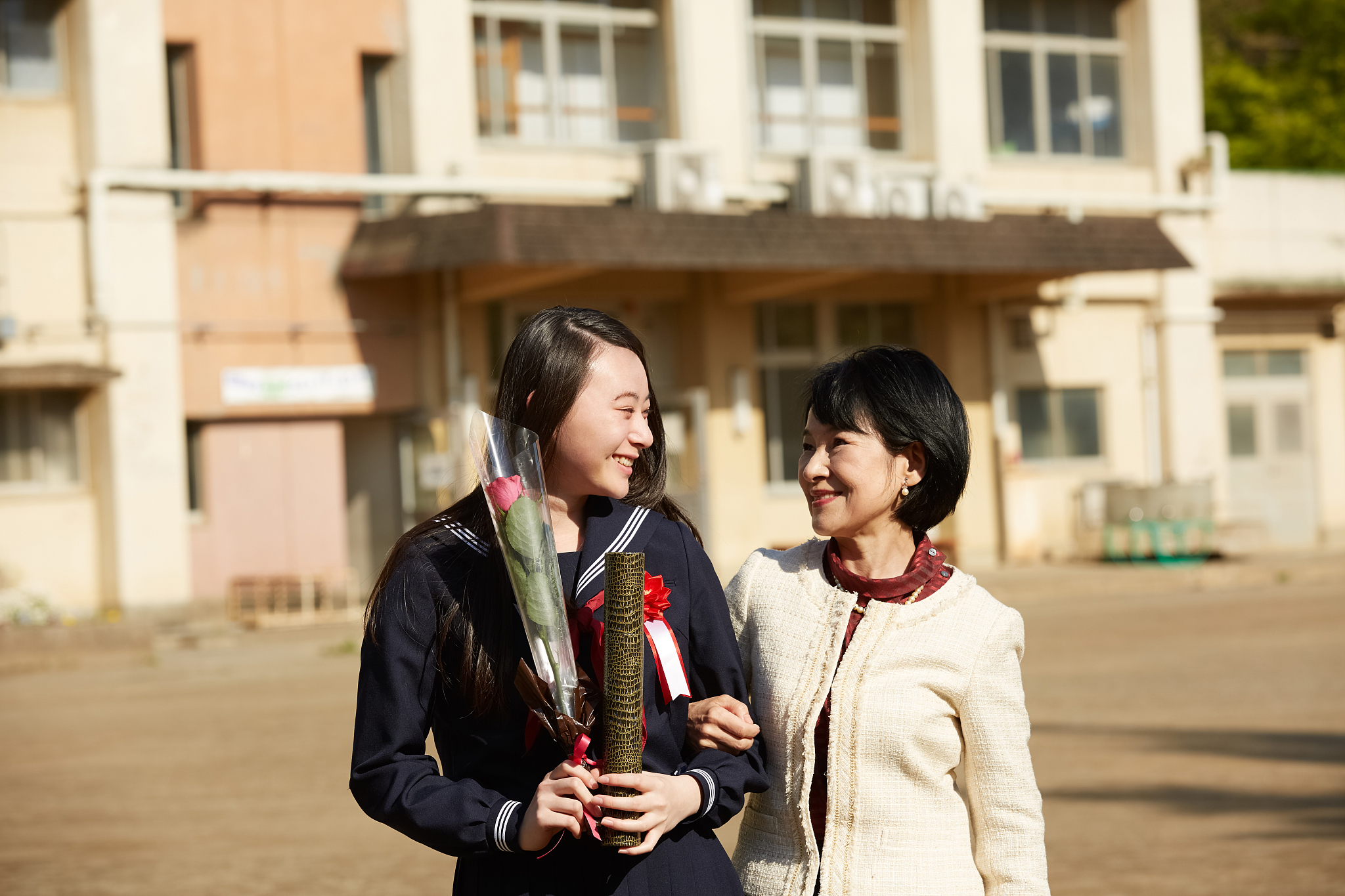 请润色以下内容一般中学老师随资历的增加和工作能力的提升可以由一级教师向高级教师、特级教师方向发展。具备管理才能的老师可以晋升到学校各部门行政主管的位置还可以向政府的教育部门寻求更有竞争力的职位。许多中学老师会在培训机构寻找兼职。