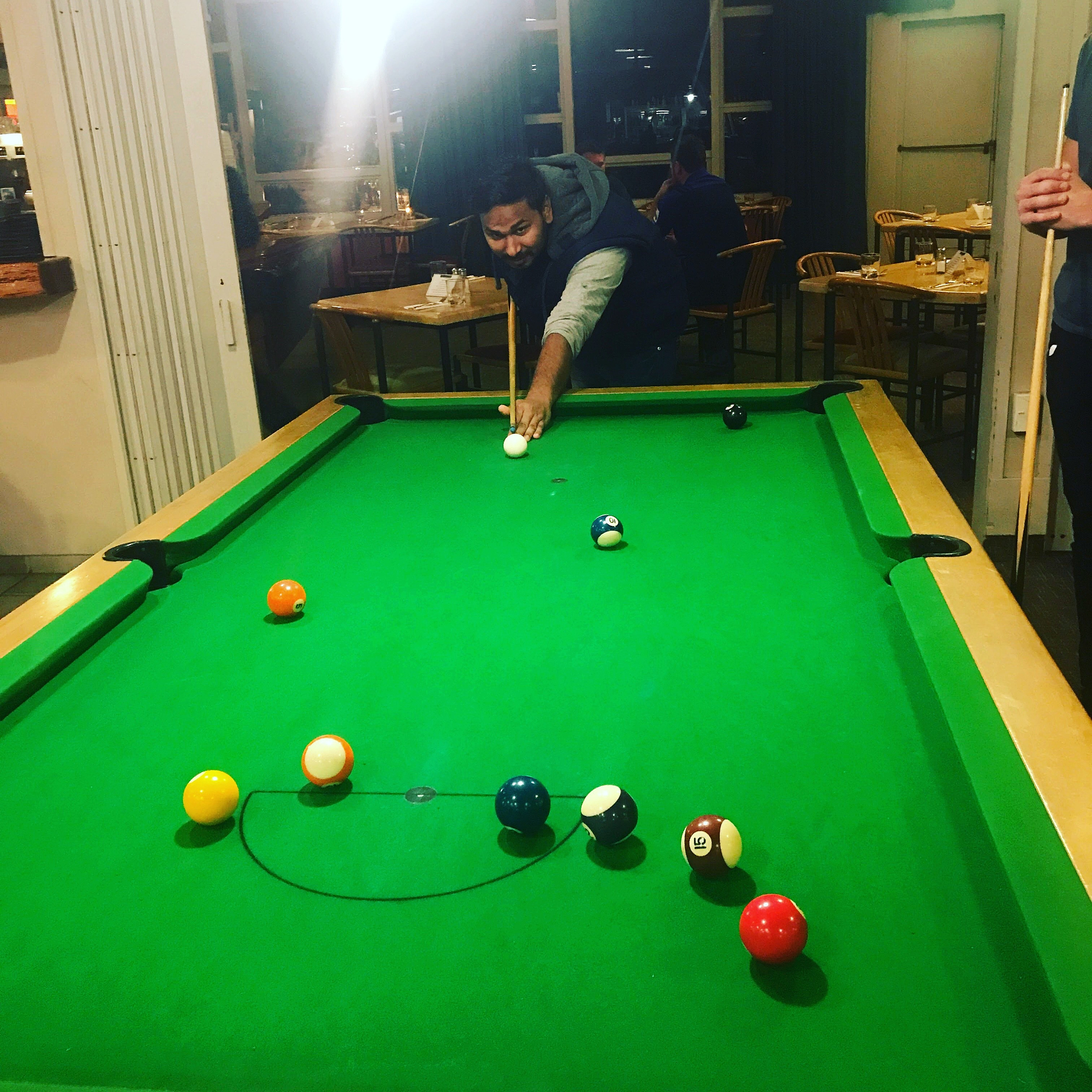 台球桌邦：优质橡胶，保护袋口，提升球感