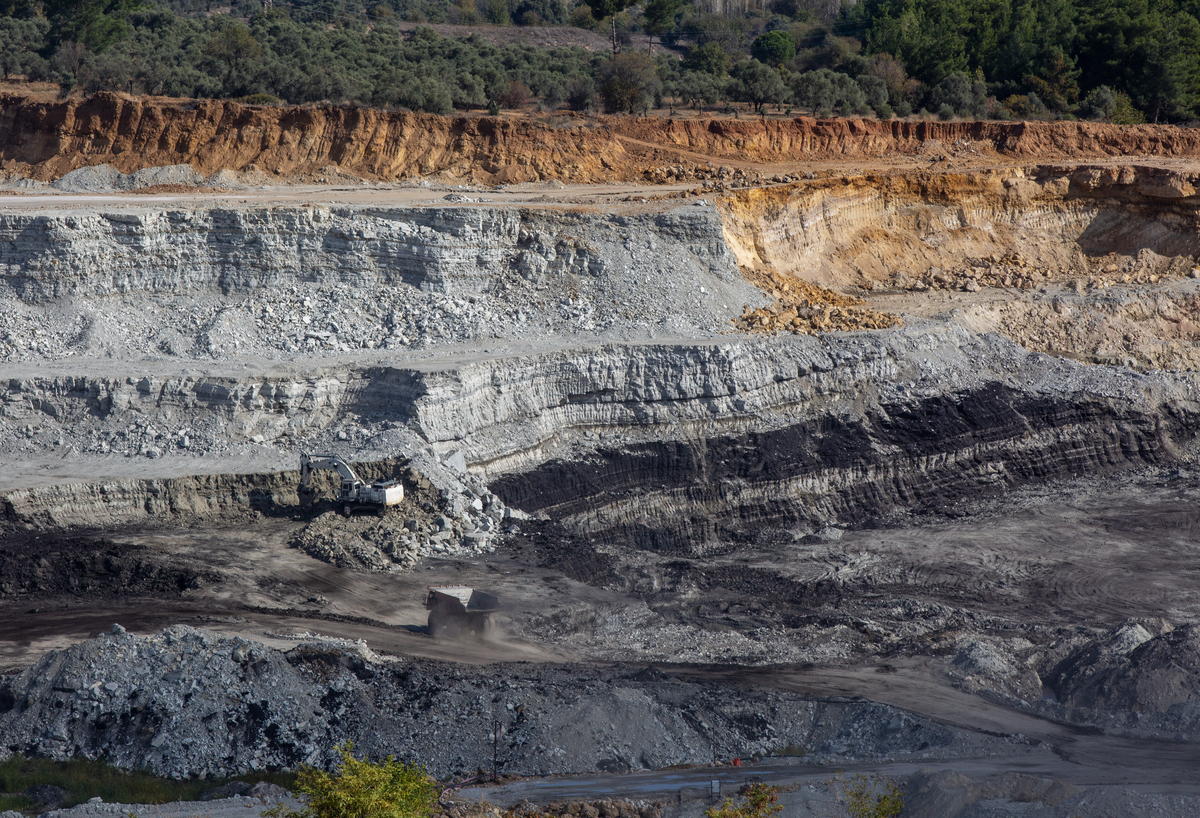 关于沙县华口银多金属矿床的矿化期、矿化阶段、矿物生成顺序写一篇论文