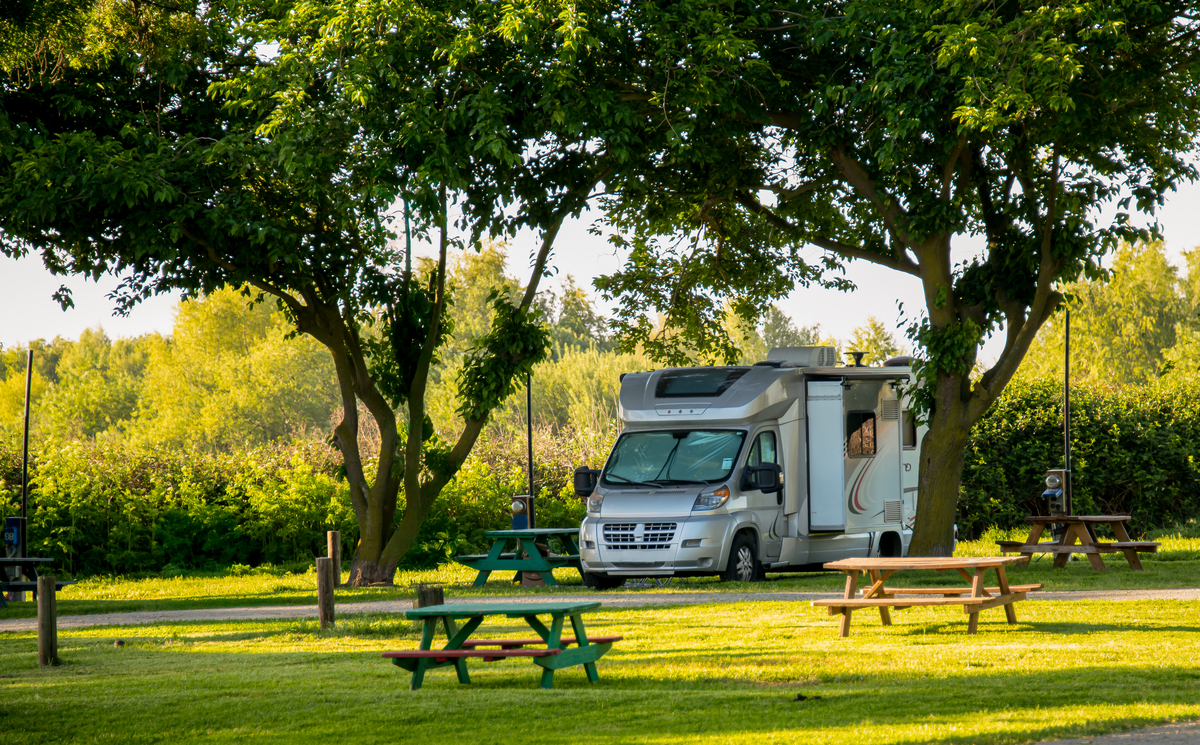 请将下面这段话进行改写并润色房车顾名思义是集房与车两种功能于一体能够在狭小的空间内为人们提供衣食住行等方面的需求。