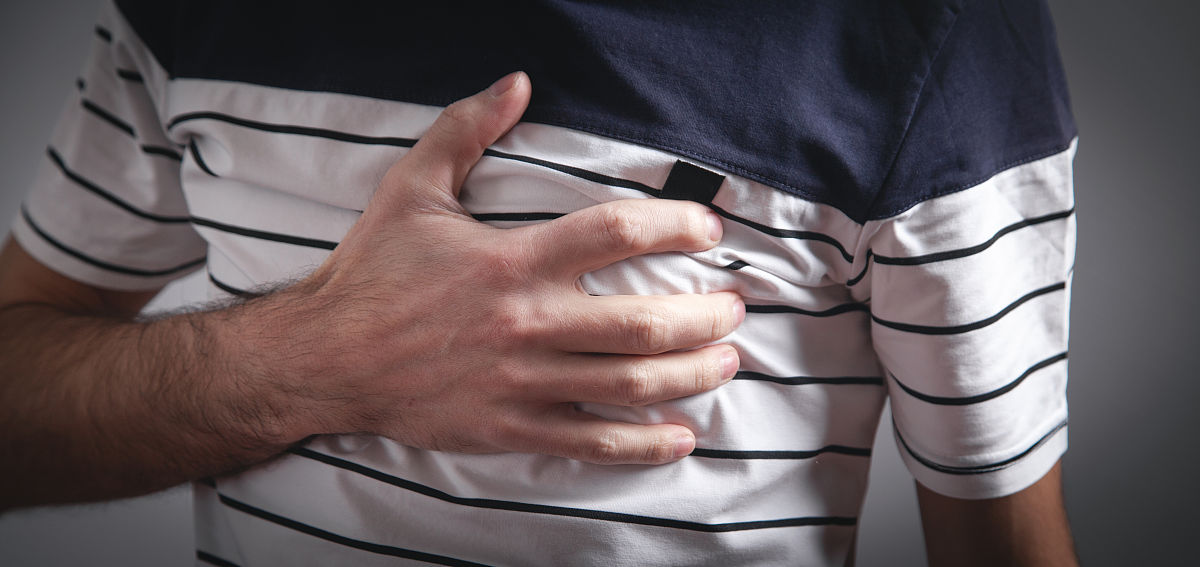 左臂像扯着筋发胀，胸口不适，时间已经一年是什么病