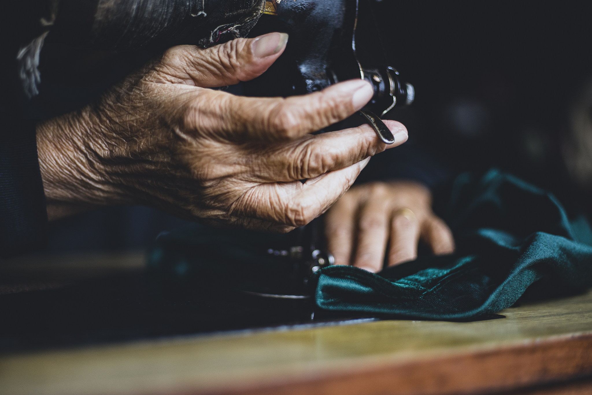 以即将成为老师的身份学习弘扬工匠精神的同时要举用身边的事例。