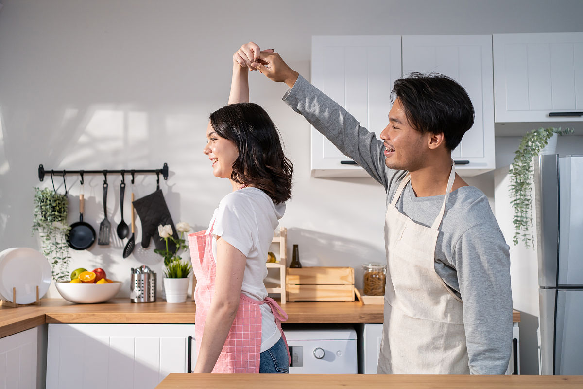写一个关于婆媳之间因为媳妇不准时做饭而引起争吵两个人展开了斗智斗勇而老公在中间和稀泥主角是媳妇的短视频剧本要求1000字有一个有吸引力的标题并且按照以下格式编写：剧本名称：人物角色：场景设定：剧情梗概：