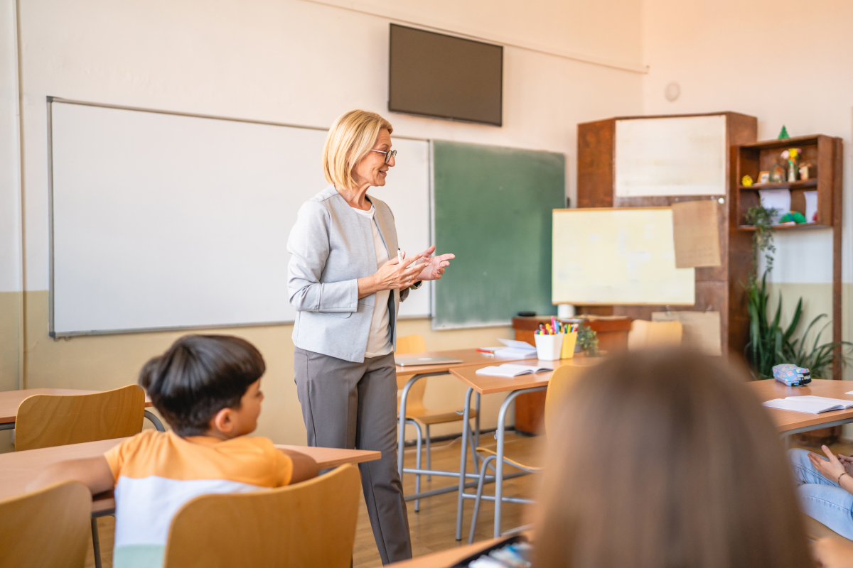 师生互动是师生互动的两种主要形式。师生的互动是师生关系发展的必然要求。所以在高中英语课堂上开展一项适合于学习者的互动研究是非常有意义的。在这一维度中作家设置的问题总共有三个：在你觉得语言交流对语言学习有多大影响这句话中我们可以从以下几个方面来讨论这个问题。调查结果显示641的初中学生对此持肯定态度。调查结果显示初中英语课堂上有214的学生对课堂上的交互效果不是很满意。的初中学生认为语言学习是一种可