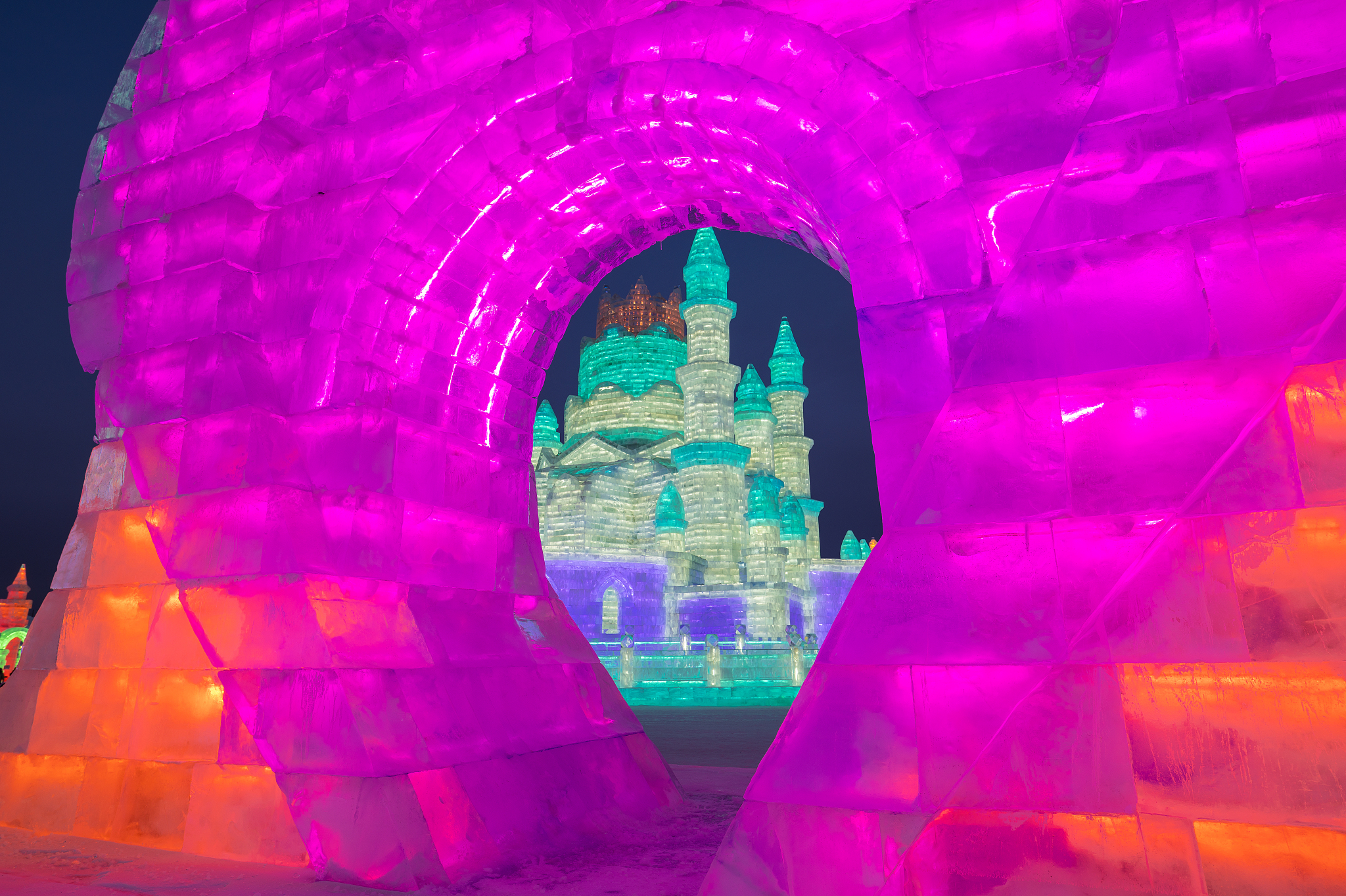 翻译中文The place I would most like to go is Heilongjiang Located in the northeast of China it is famous for its beautiful scenery and rich cultural heritage I am fascinated by the stunning ice sculptures