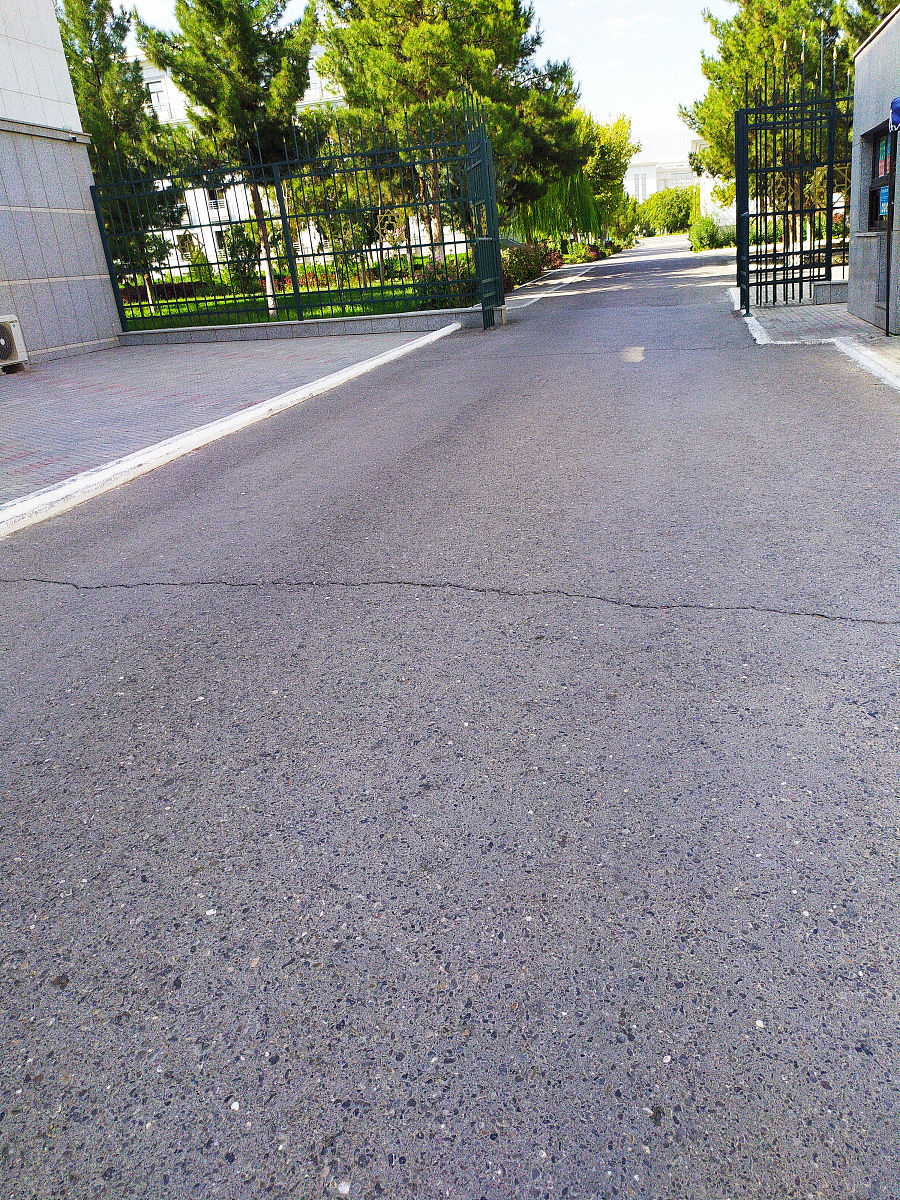 写一篇关于住宅小区内混凝土道路的特点写成一段话的形式。