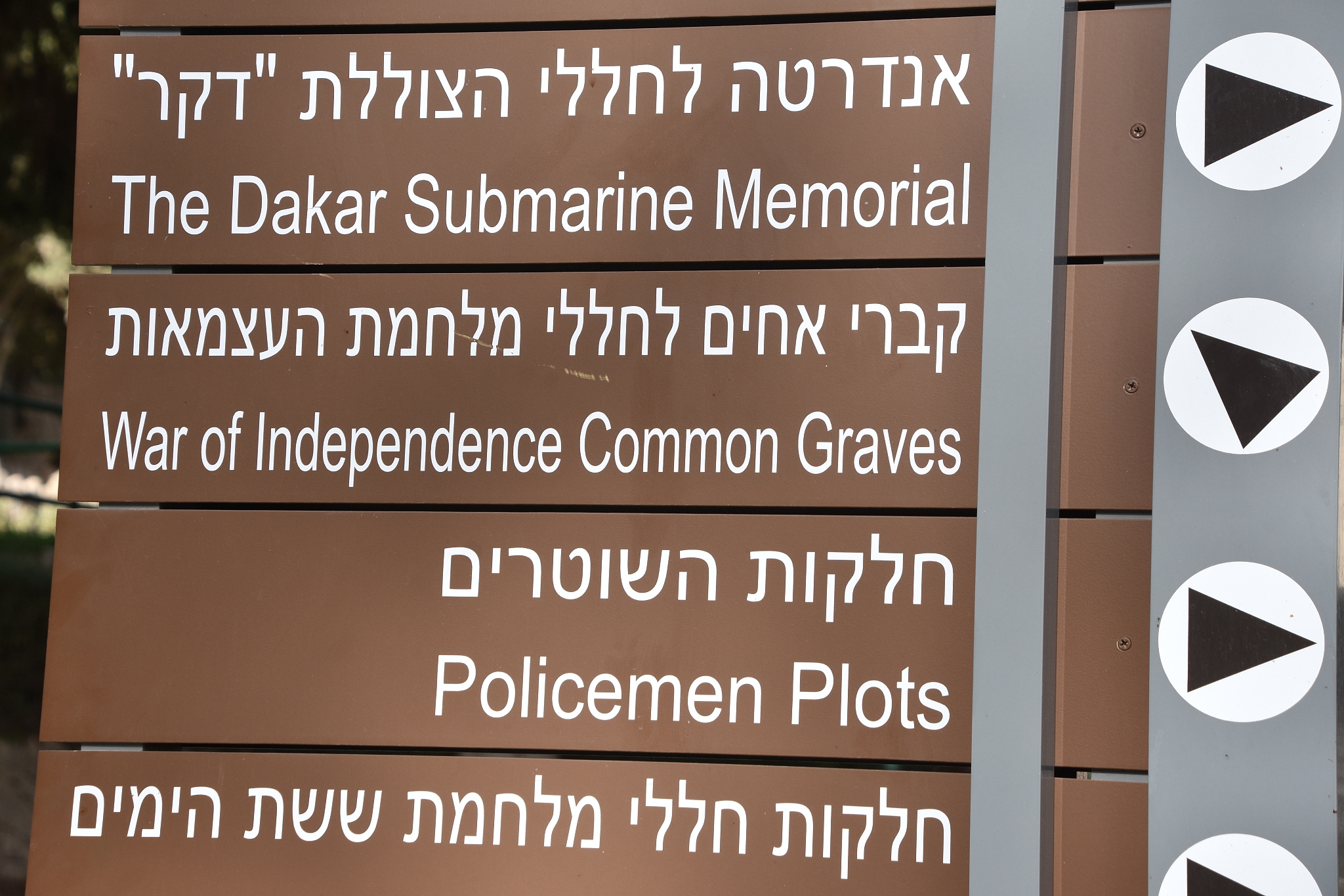 帮我构思一篇论美剧绝望主妇中的女性意识表达英文论文的这一部分怎么写 要求长一点 语言好一点 大约1500词左右Introduction- Brief introduction to the TV series Desperate Housewives- Importance of studying the representation of female consciousness in medi