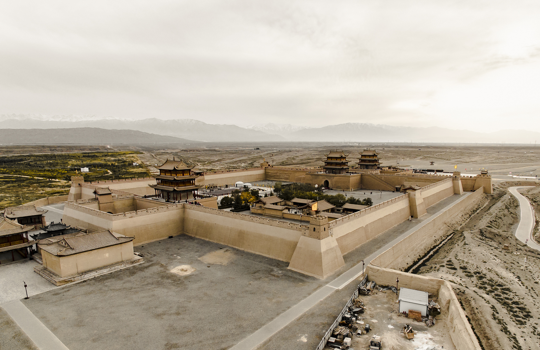 以为什么在河西走廊旅行时明明感觉此地很荒凉却能体验到一种「历史的厚重感」？为题写一篇文章1200字重新编写标题