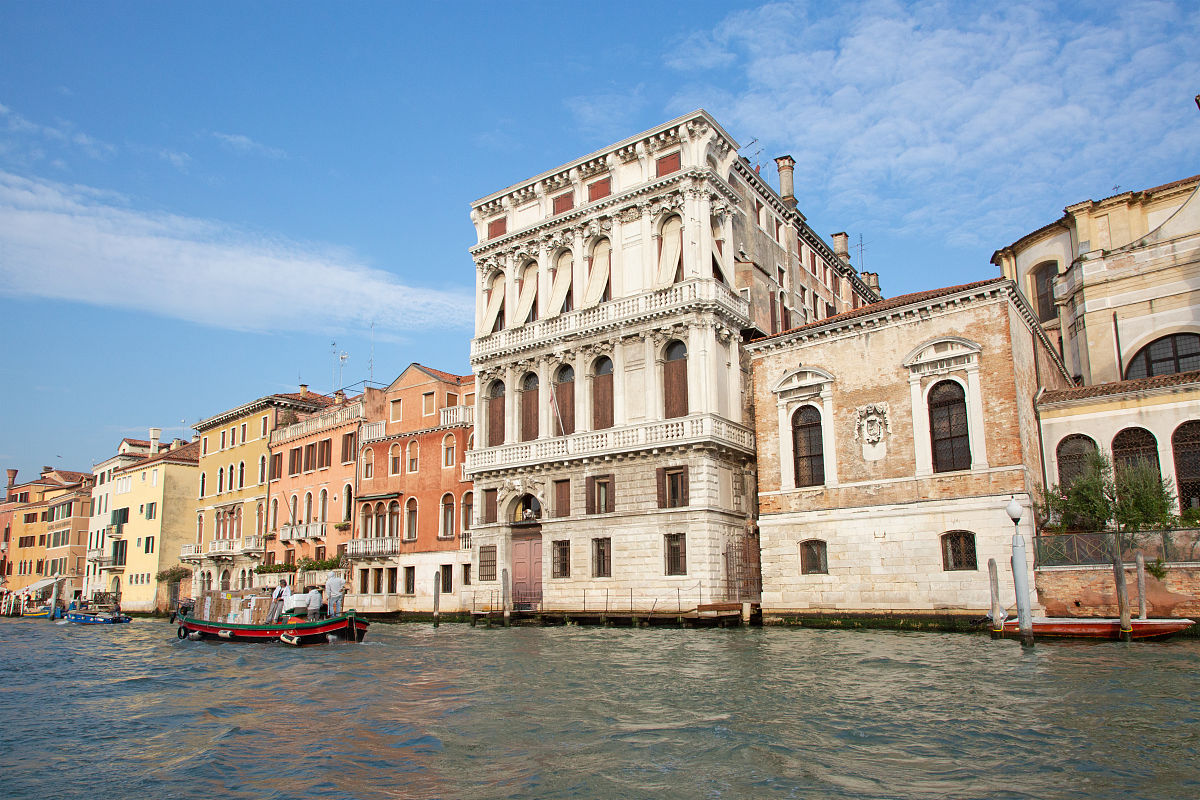 请翻译 If I were to assign the particular quality which conduces to that dreamy and voluptuous existence which men of high imag- ination experience in Venice I should describe it as the feeling of Abs