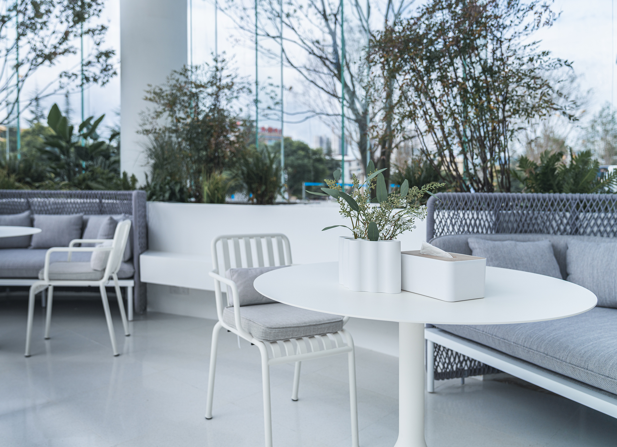 凉亭结构稳固坚实顶梁设计美观缜密 有朋自远方来在凉亭下不亦乐乎既可以办公谈事也可以约好友打麻将耍扑克有趣又有风度的宣传文案