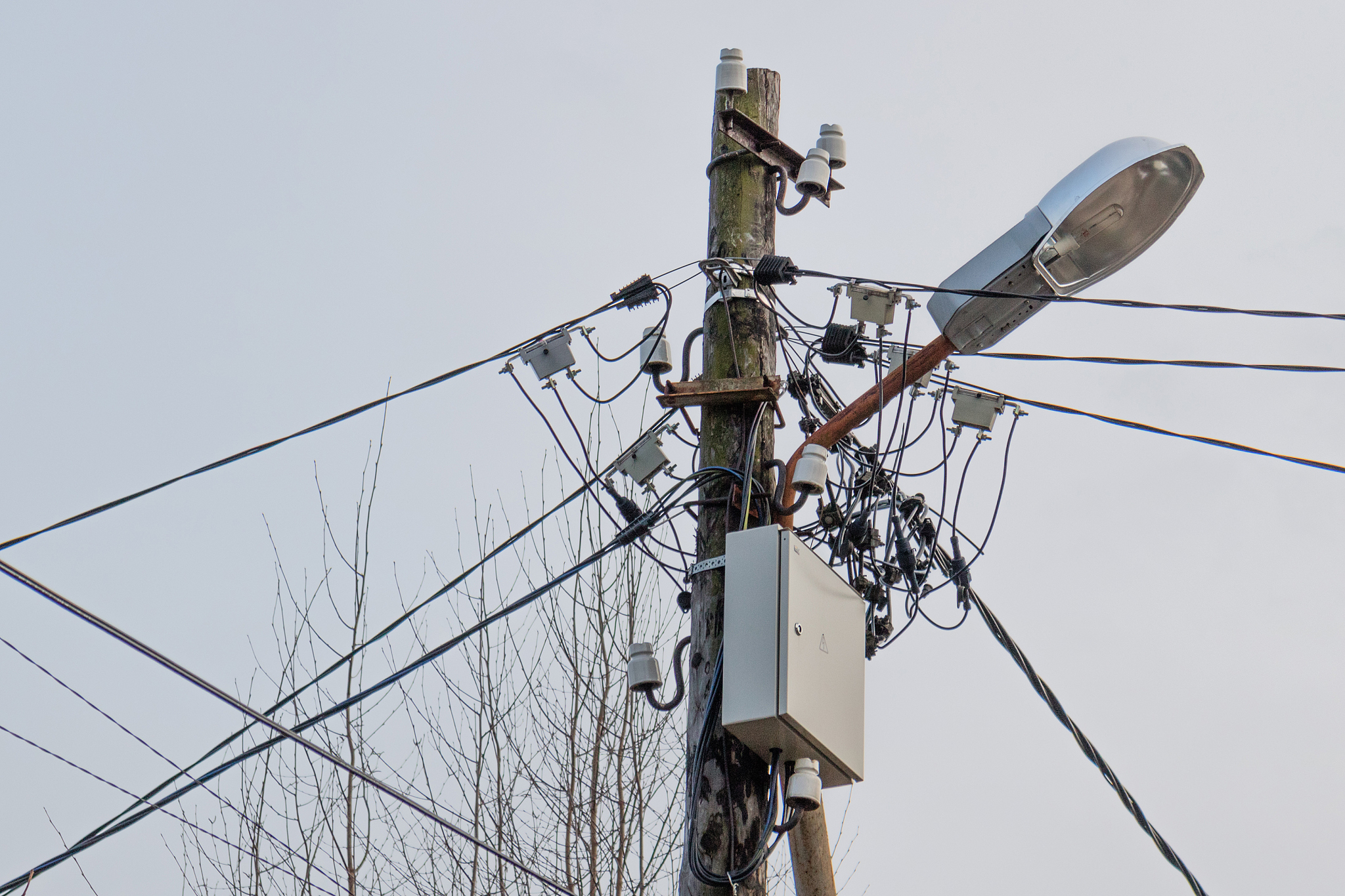 我有个路灯控制PLC使用4G通信24回路输出32分支电流采集可以检测三相电压电流兼有电缆防盗和漏电检测功能请帮我写一个宣传文字大概600字左右