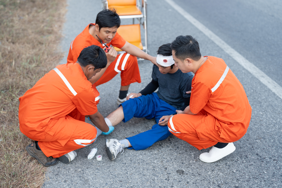 骨折急救搬运步骤：如何安全搬运骨折患者